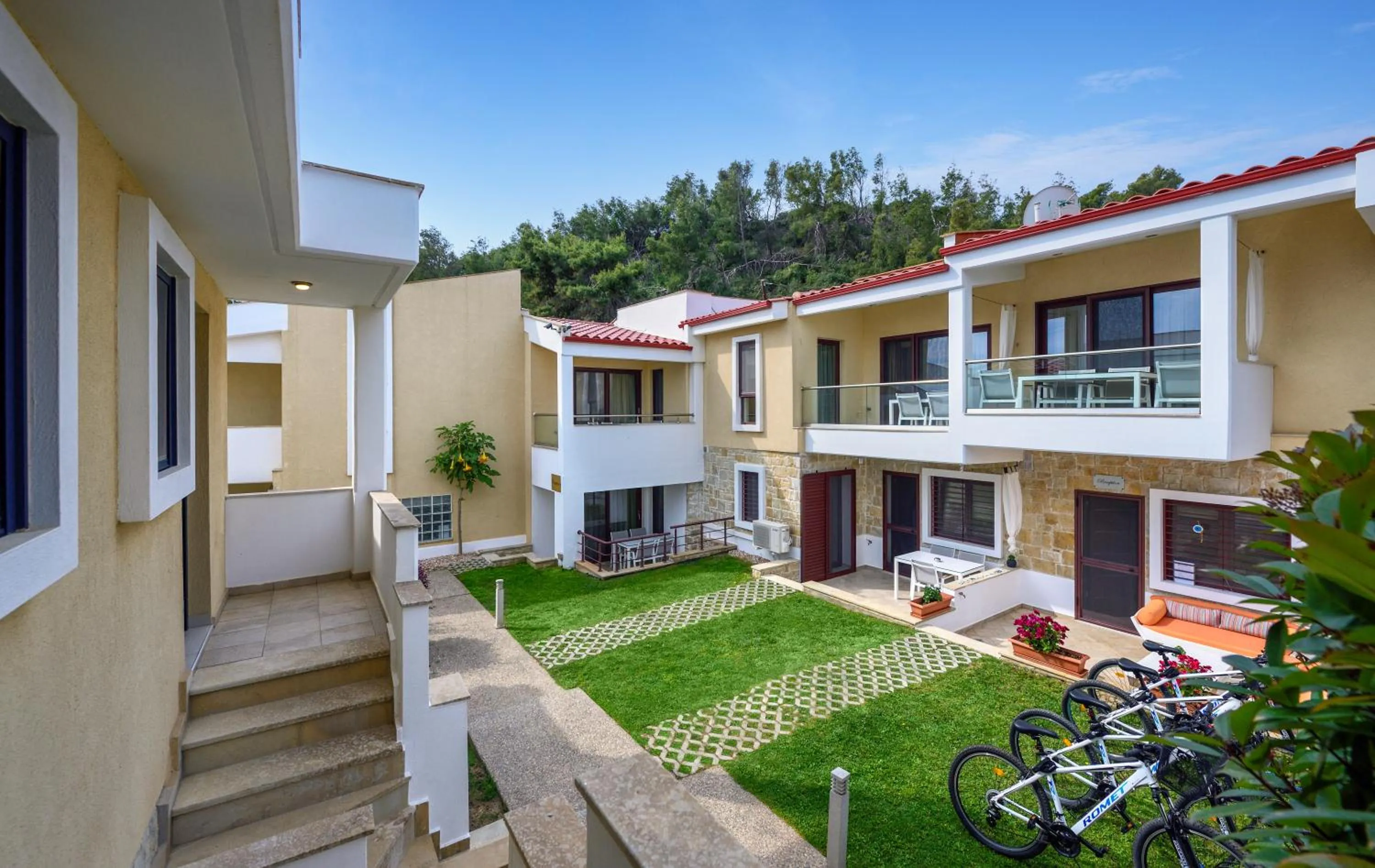 Property building in Elpiniki Luxury Apartments