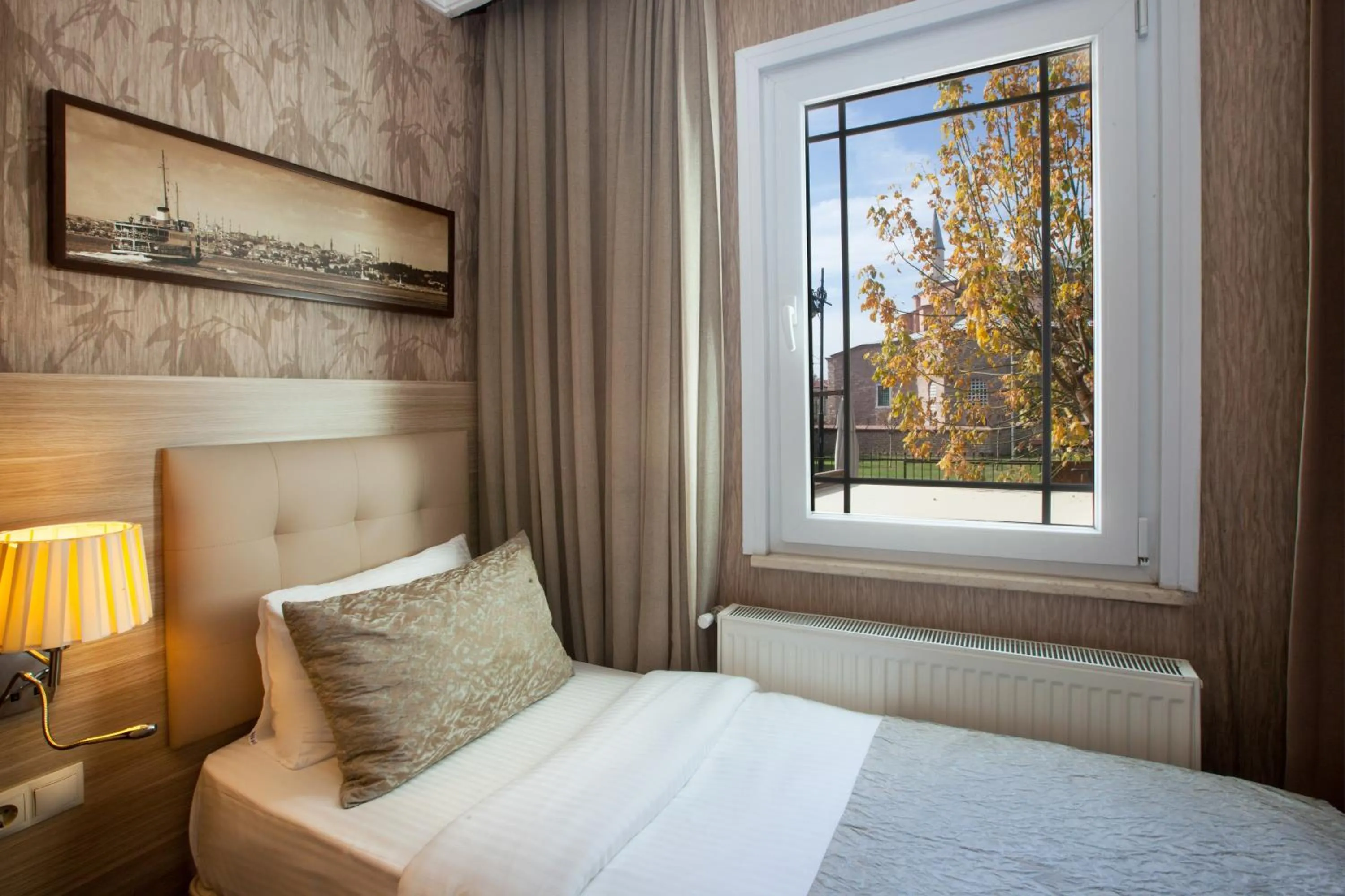 Garden view, Bed in Sultanahmet inn Hotel