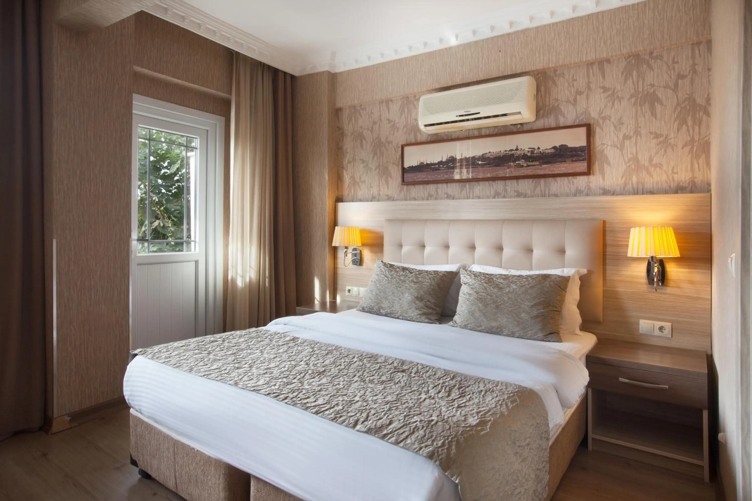 Photo of the whole room, Bed in Sultanahmet inn Hotel