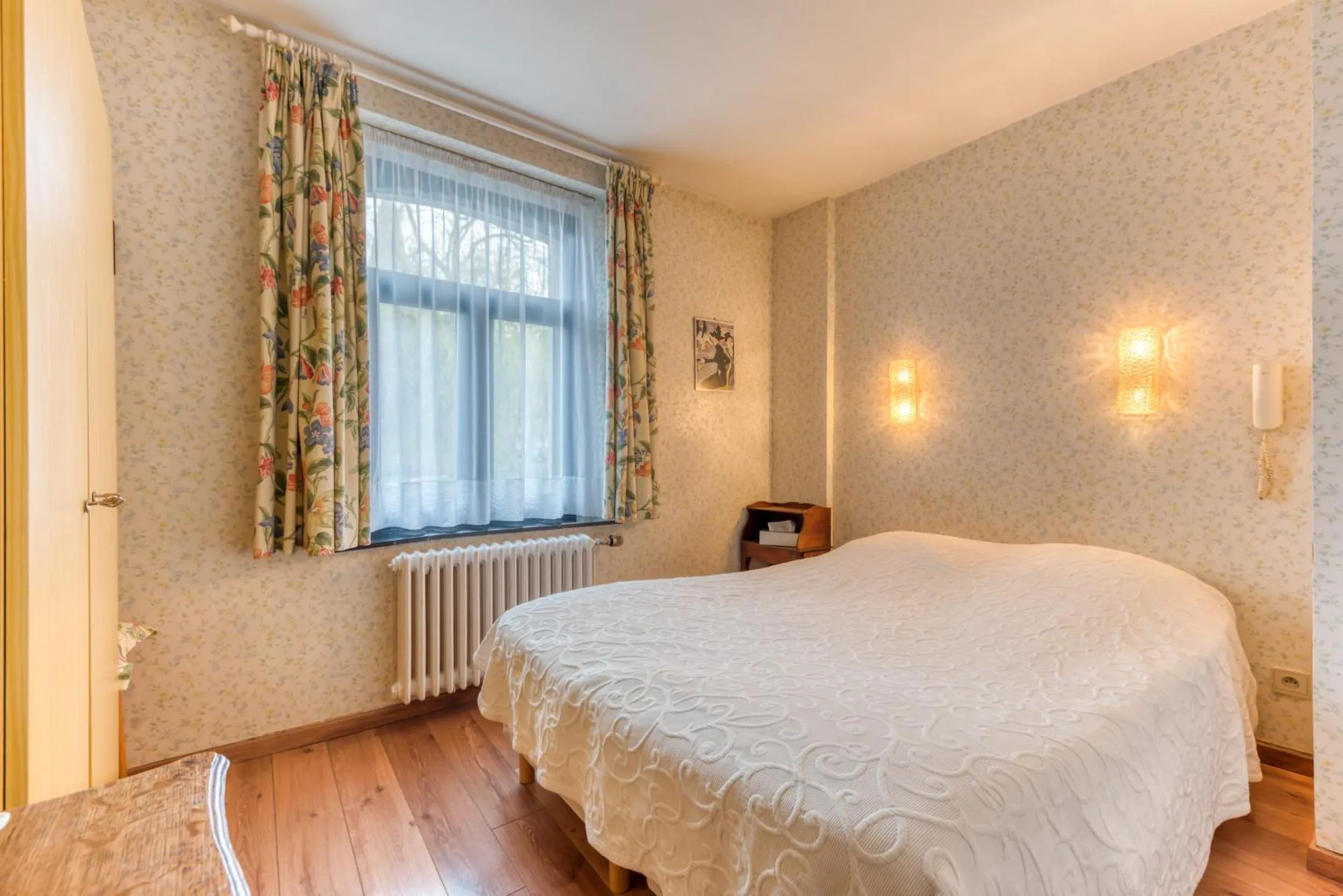Bedroom, Bed in Hôtel Le Cor de Chasse