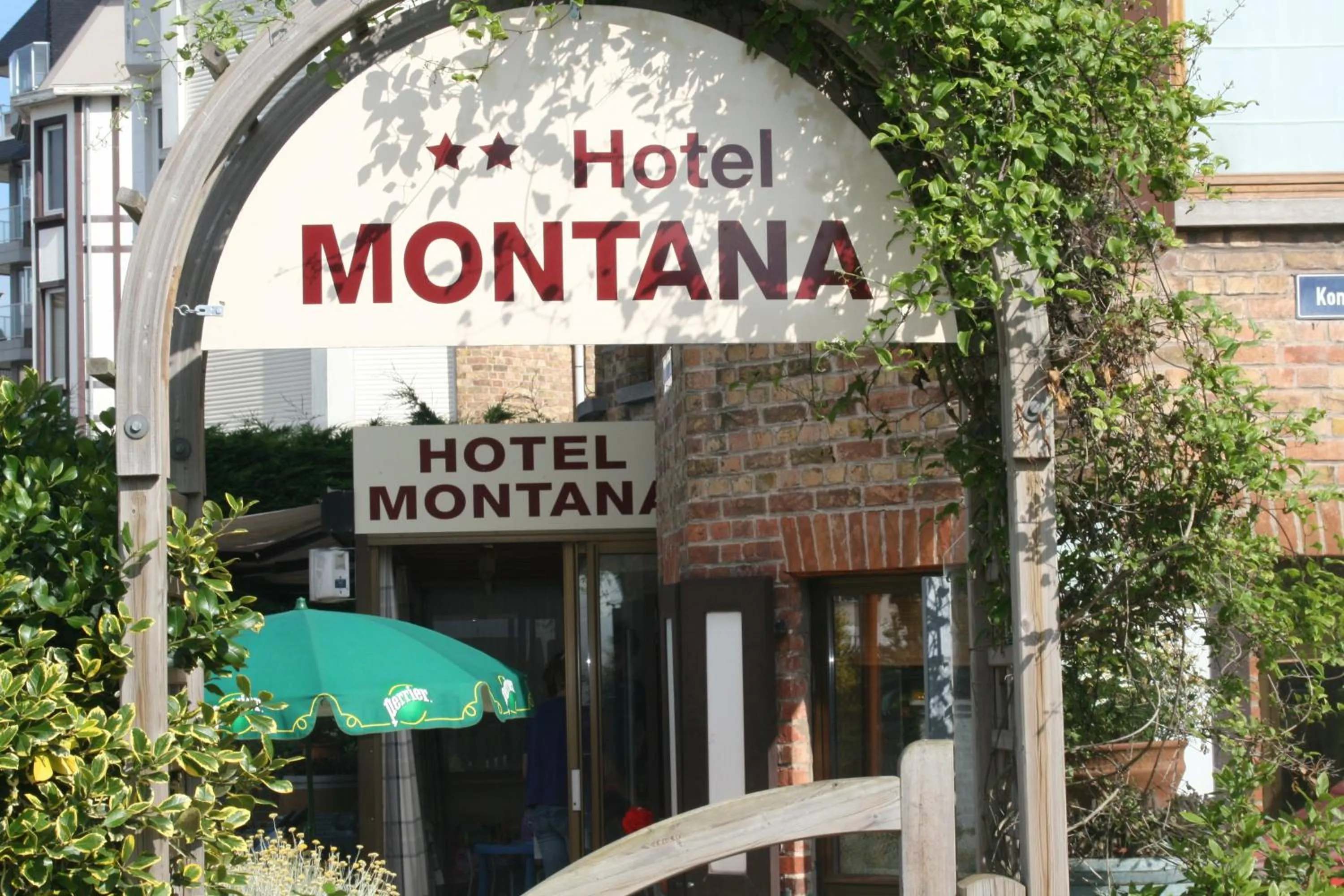 Facade/entrance in Hotel Montana