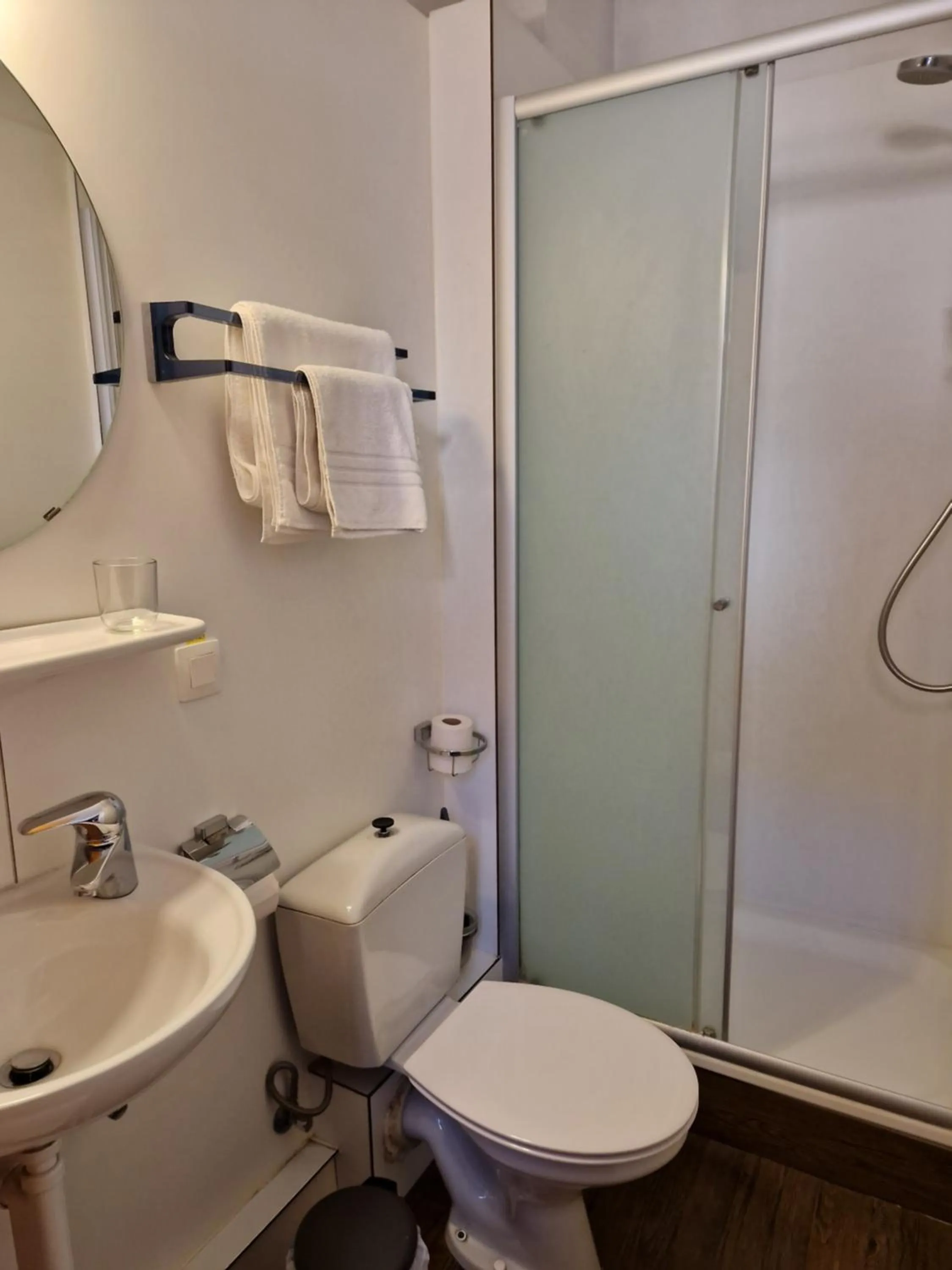 Bathroom in Hotel Montana