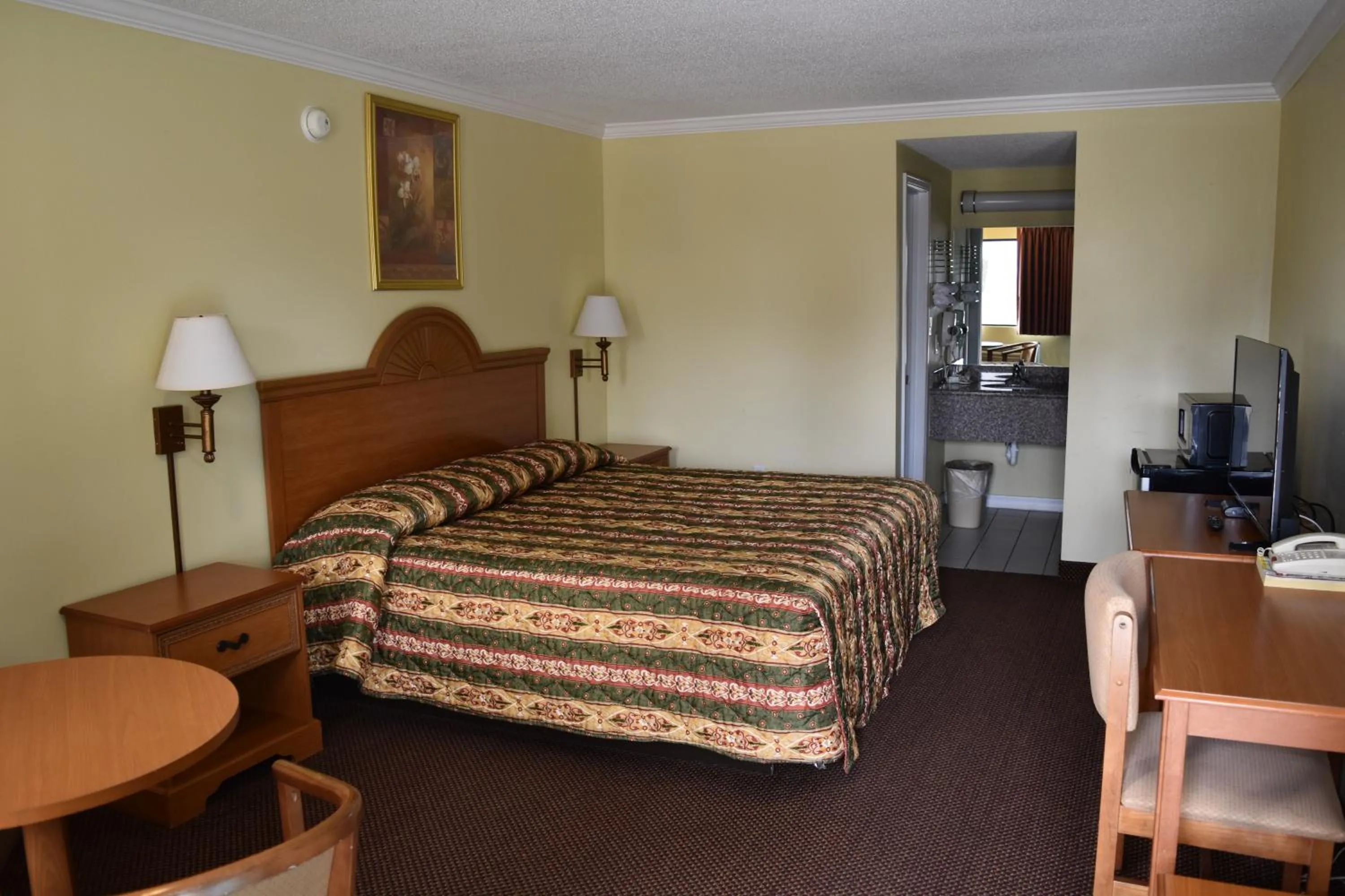 Photo of the whole room, Bed in Star Inn Biloxi