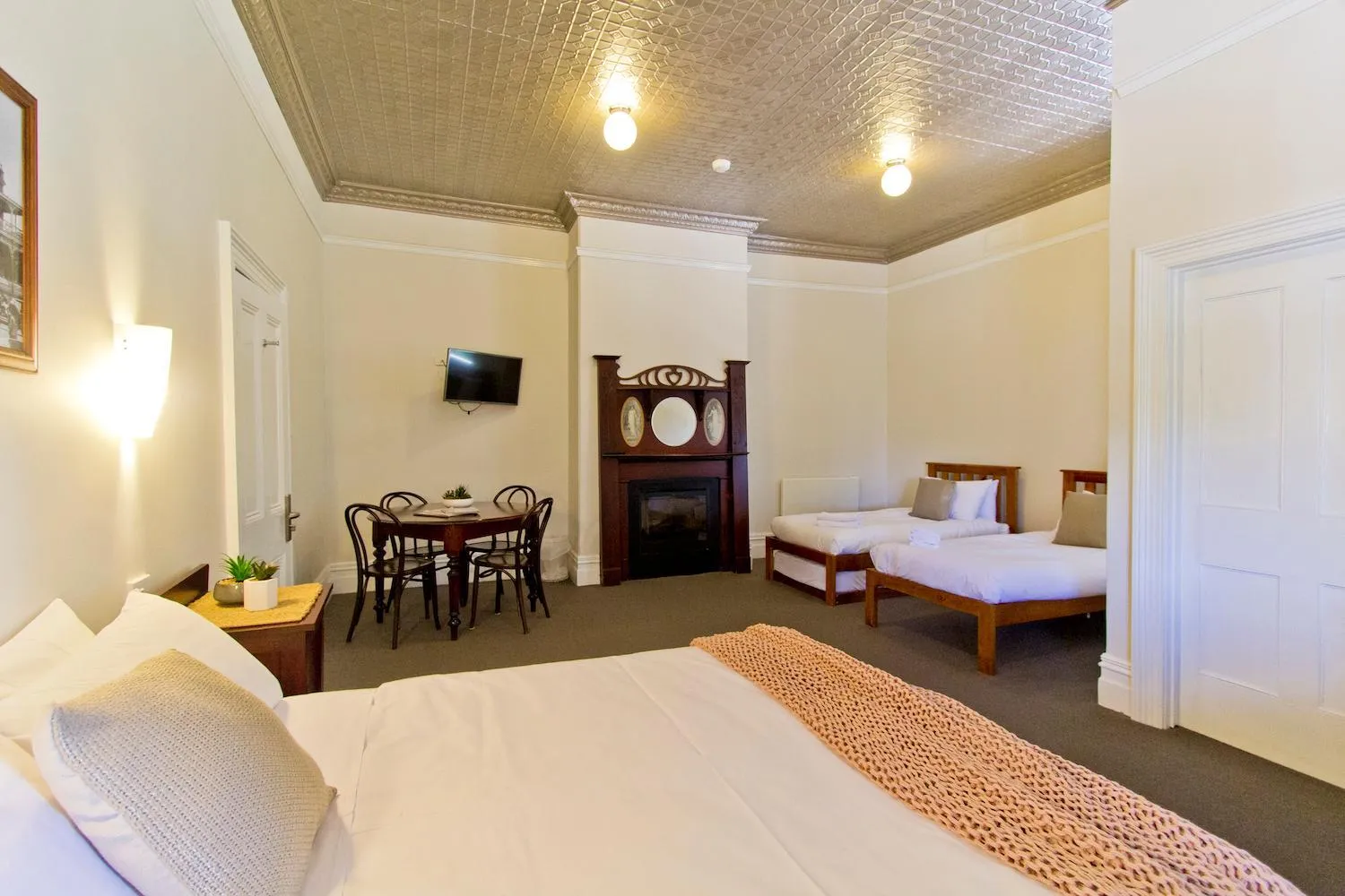 Photo of the whole room, Bed in Deloraine Hotel