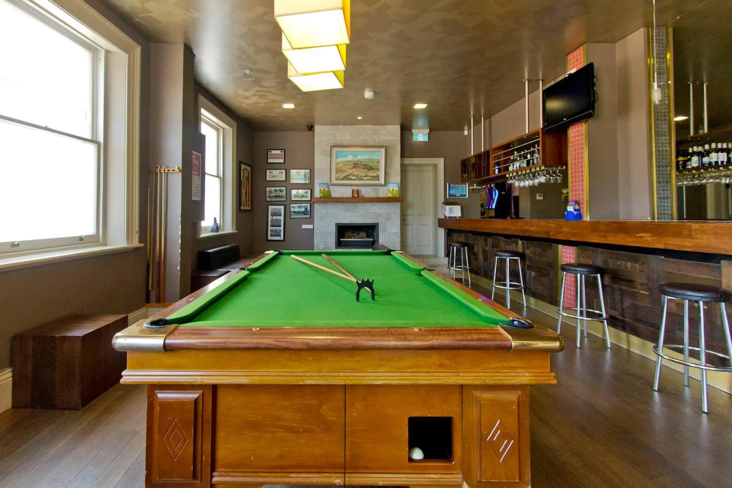 Lounge or bar in Deloraine Hotel