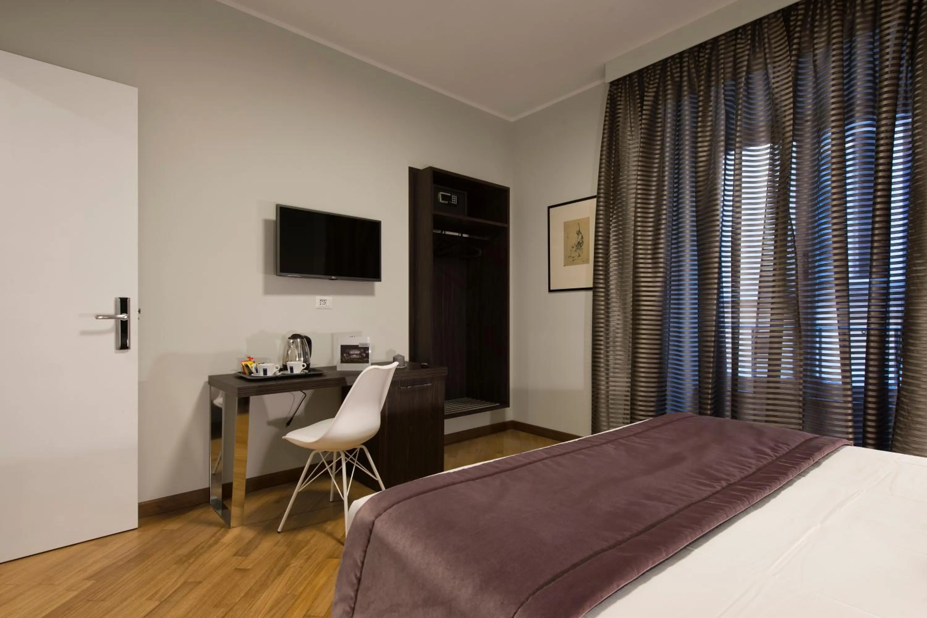 Photo of the whole room, Bed in Vittoriano Suite