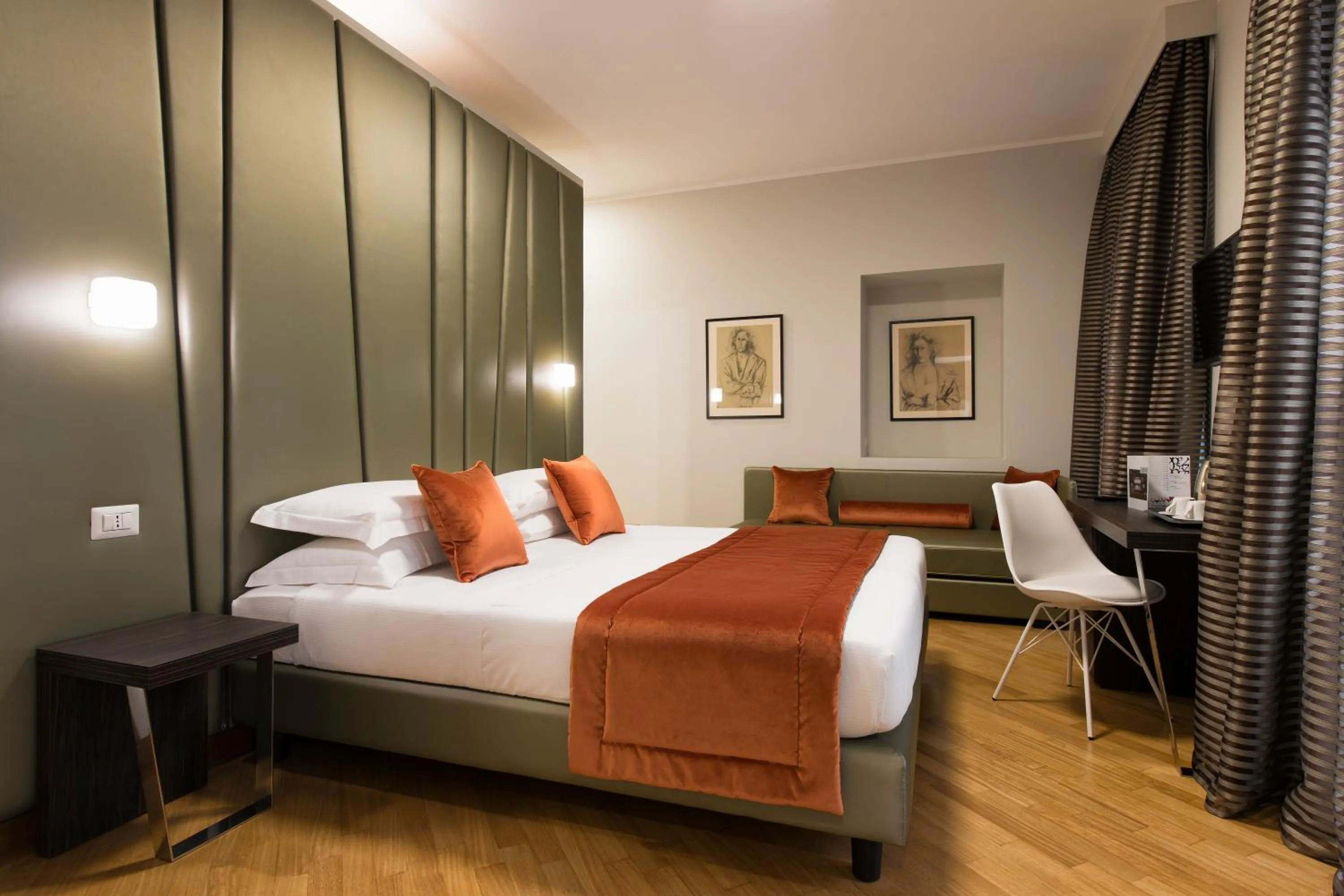 Photo of the whole room, Bed in Vittoriano Suite