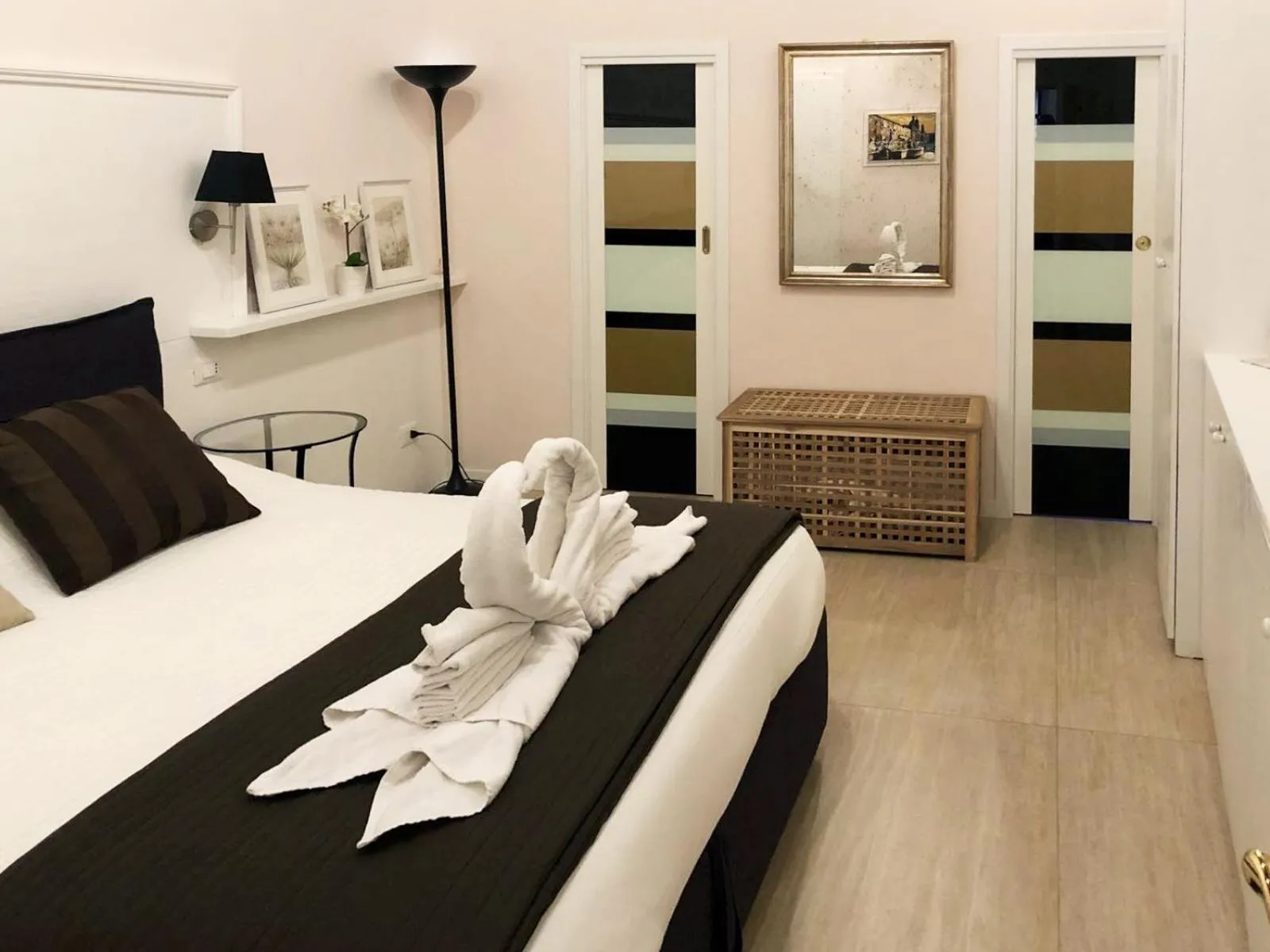 Photo of the whole room, Bed in Vittoriano Suite