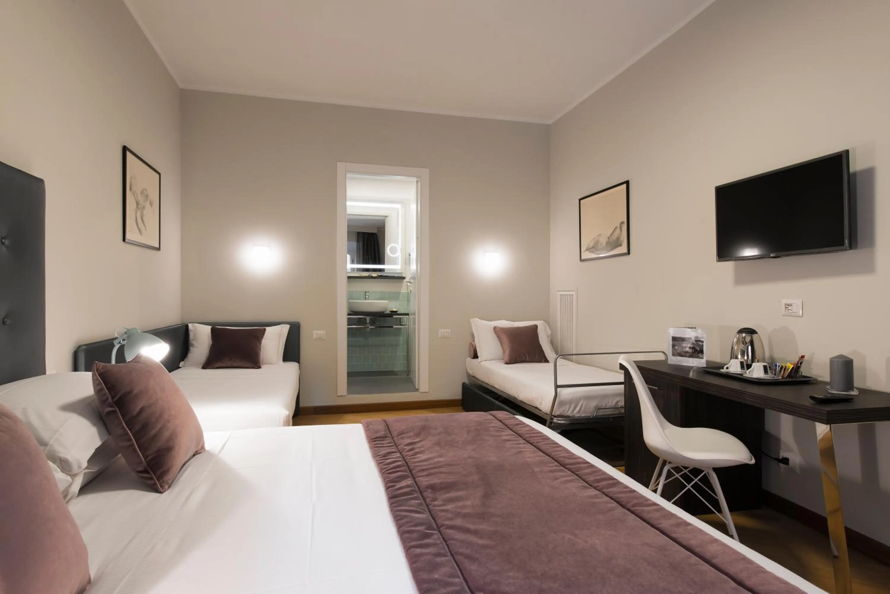 Photo of the whole room, Bed in Vittoriano Suite