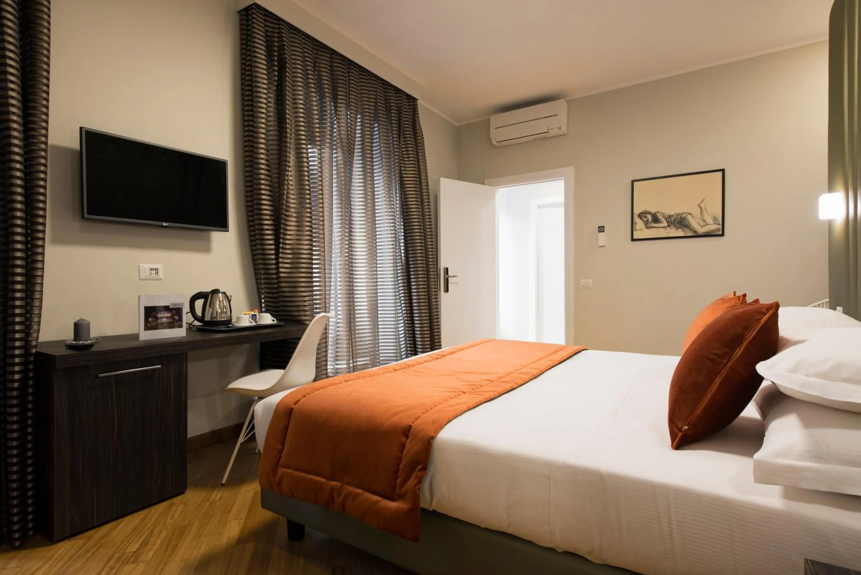 Photo of the whole room, Bed in Vittoriano Suite