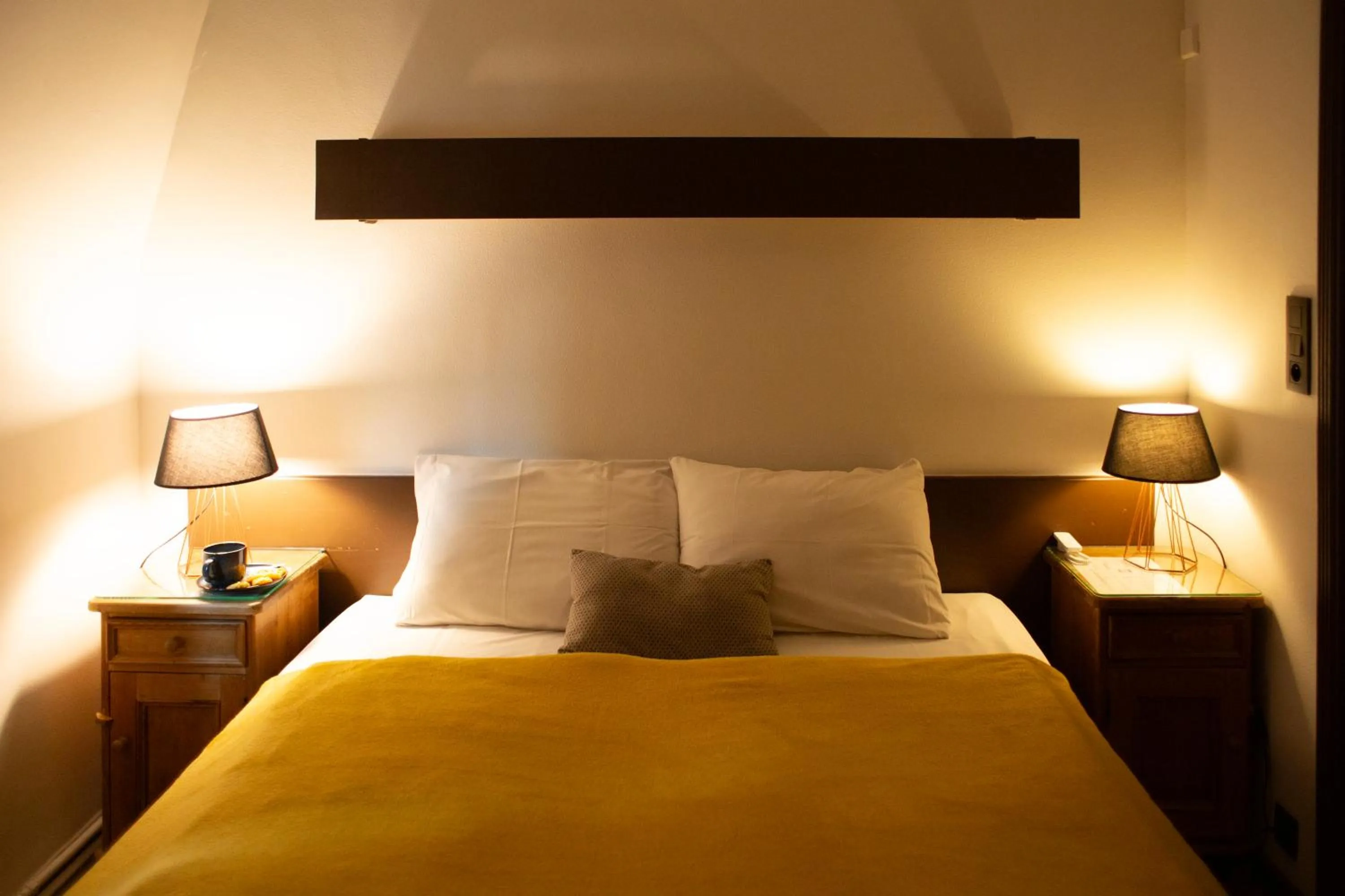 Bed in Hotel La Vieille Lanterne