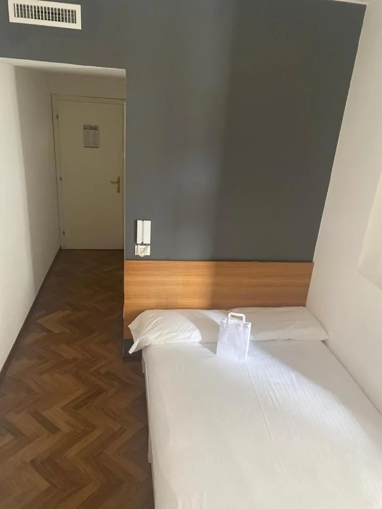 Bed in Lainez Rooms & Suites