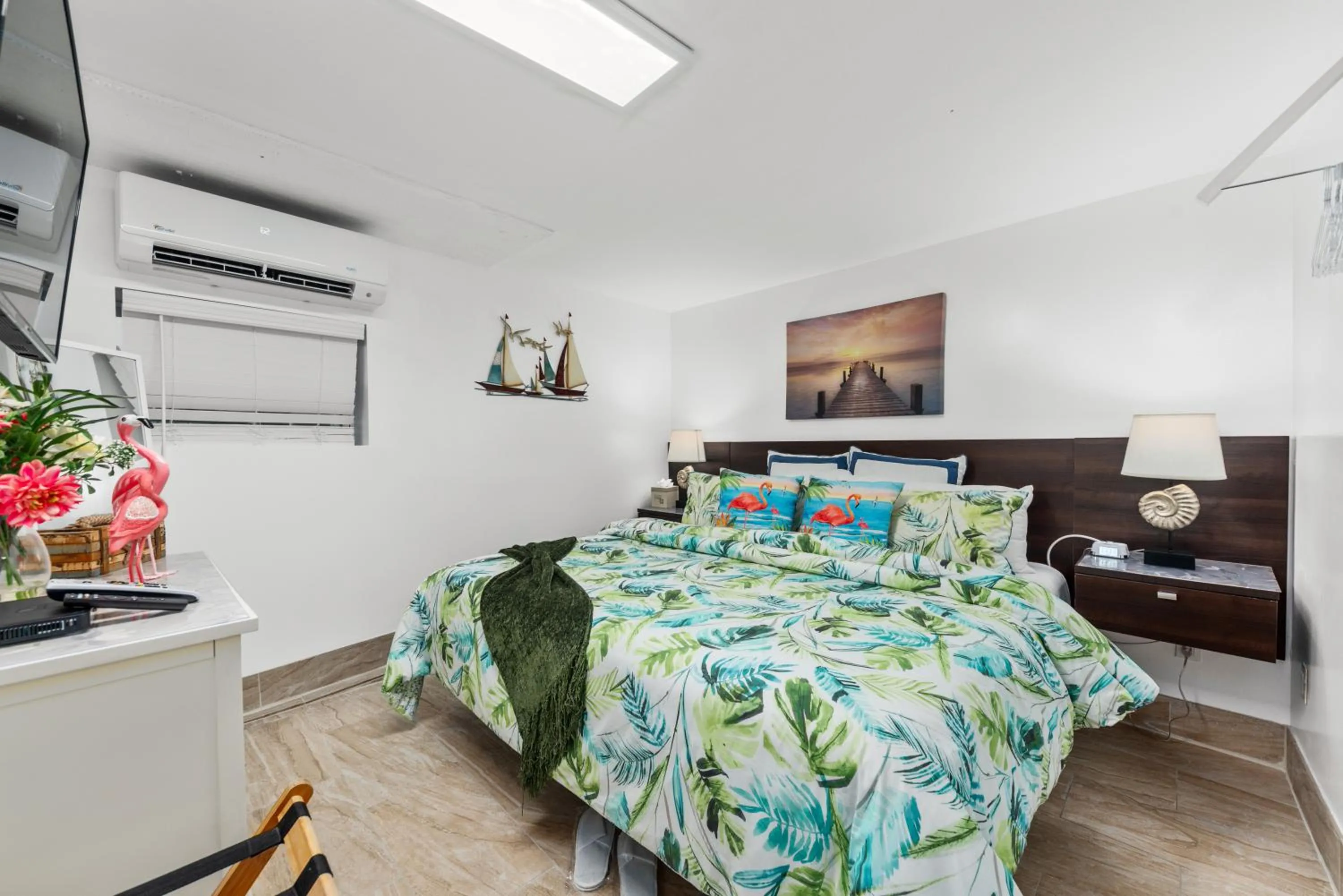 Bedroom, Bed in As Good as it Gets
