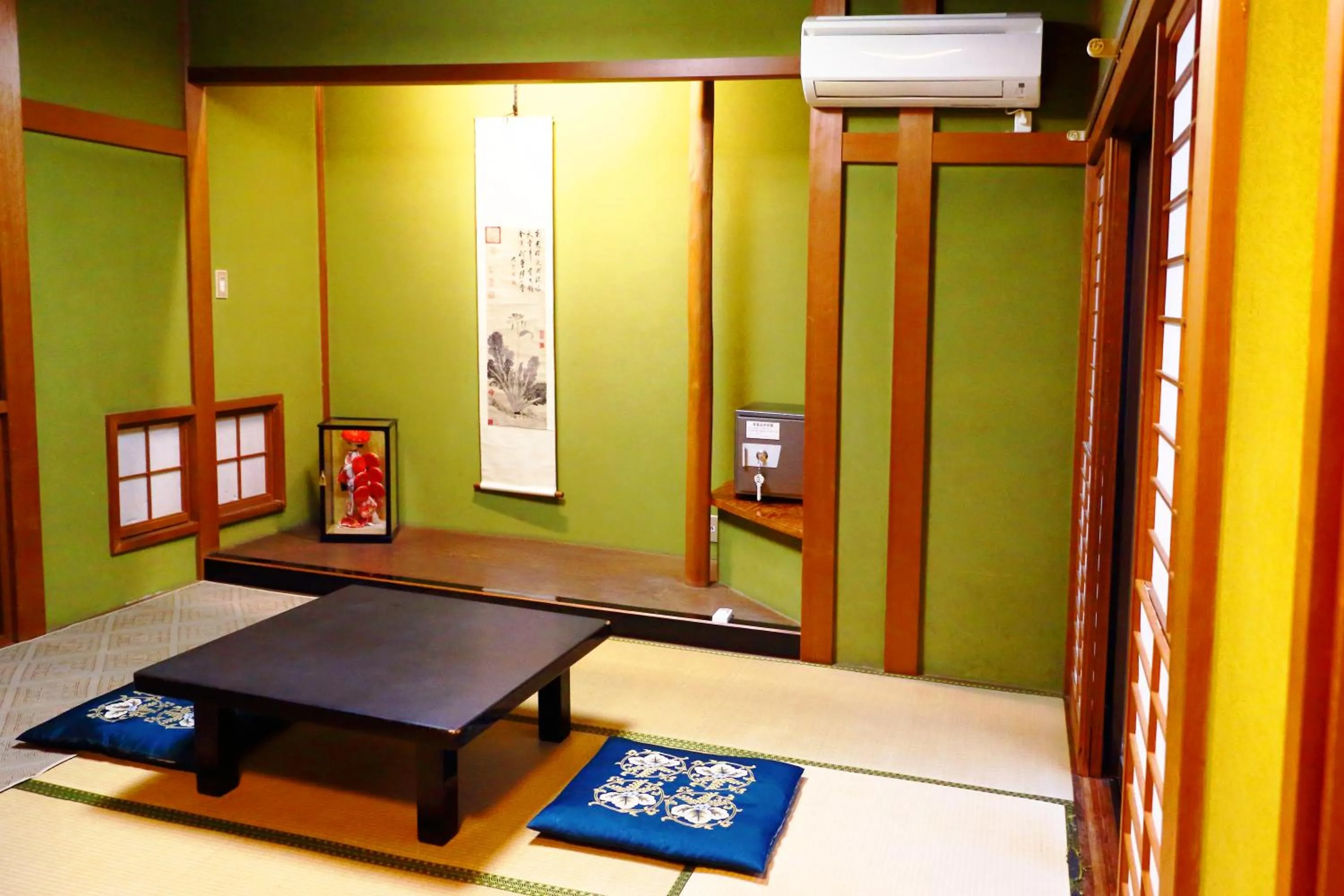 Photo of the whole room in Ryokan Karasawa