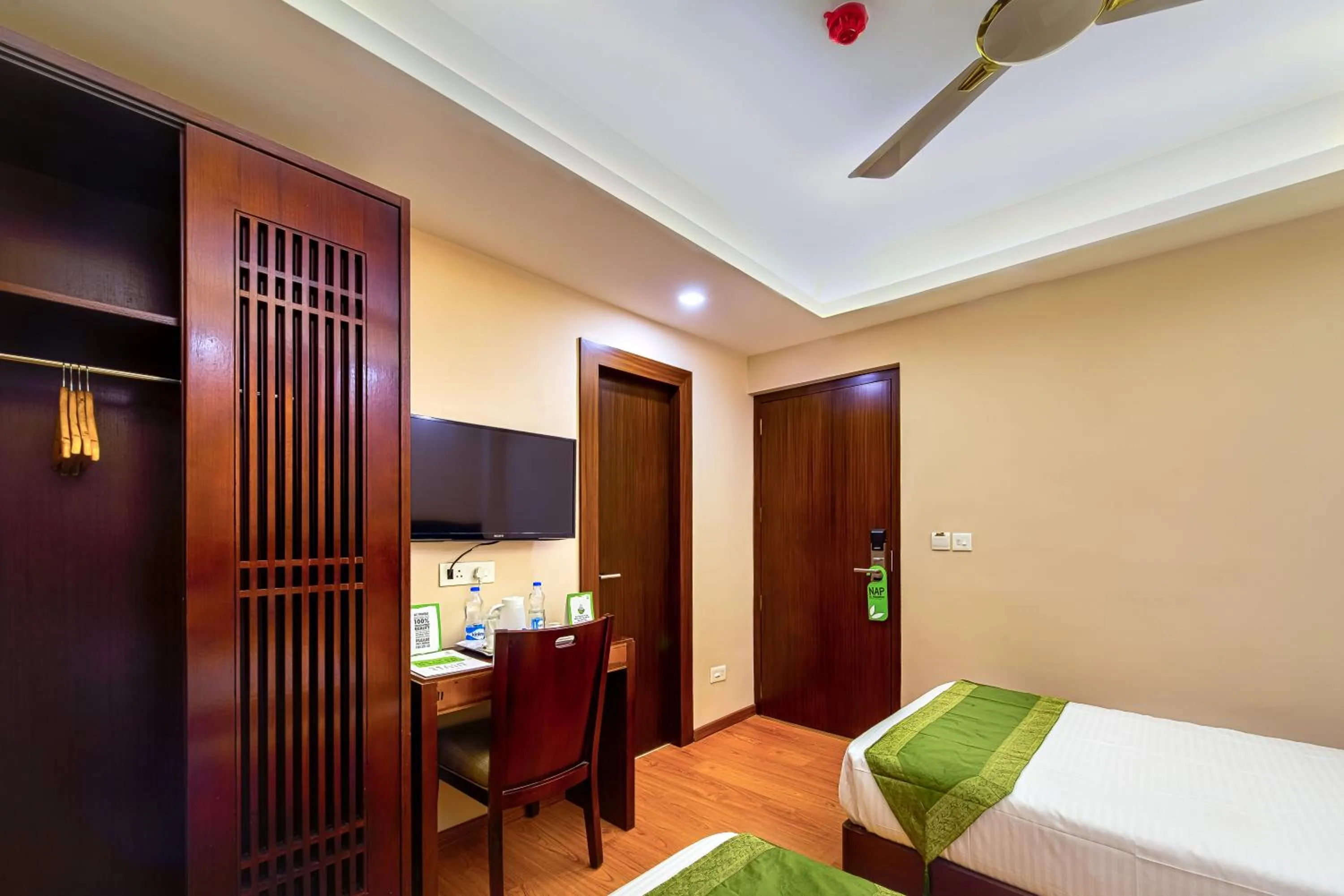 Bedroom, Bed in Treebo Vedanta, Metropolitan