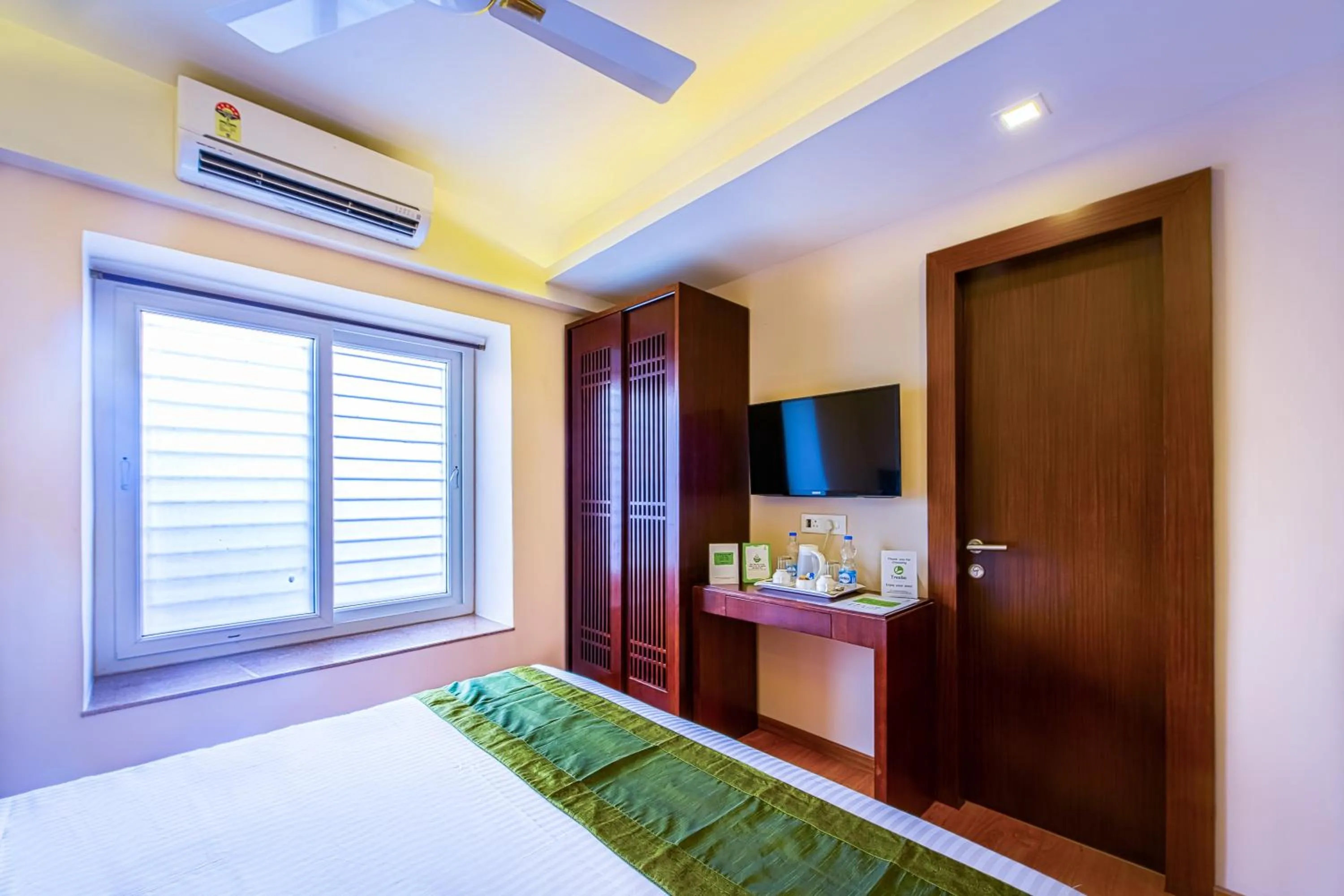 Bedroom, Bed in Treebo Vedanta, Metropolitan