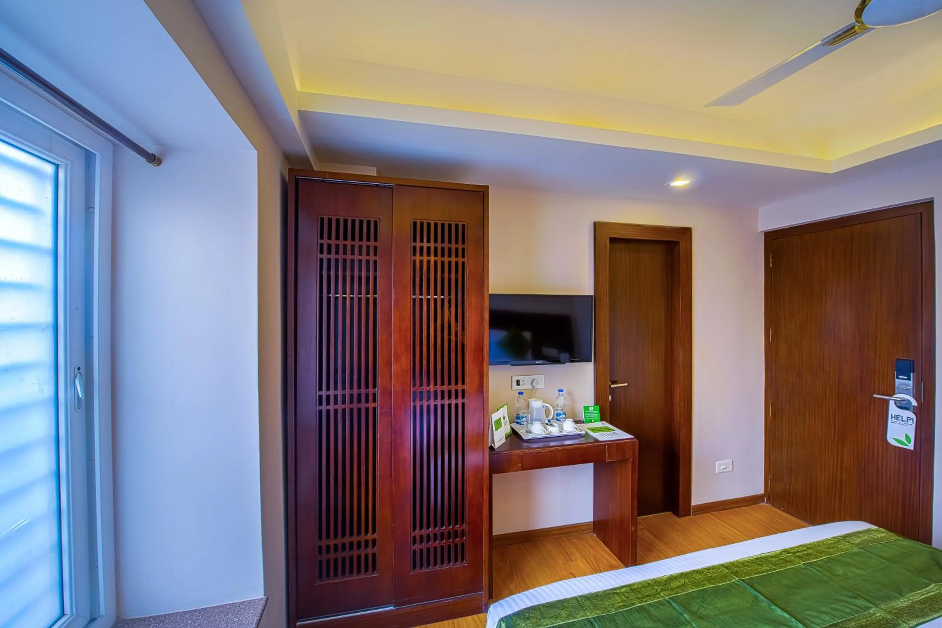 Bedroom, Bed in Treebo Vedanta, Metropolitan