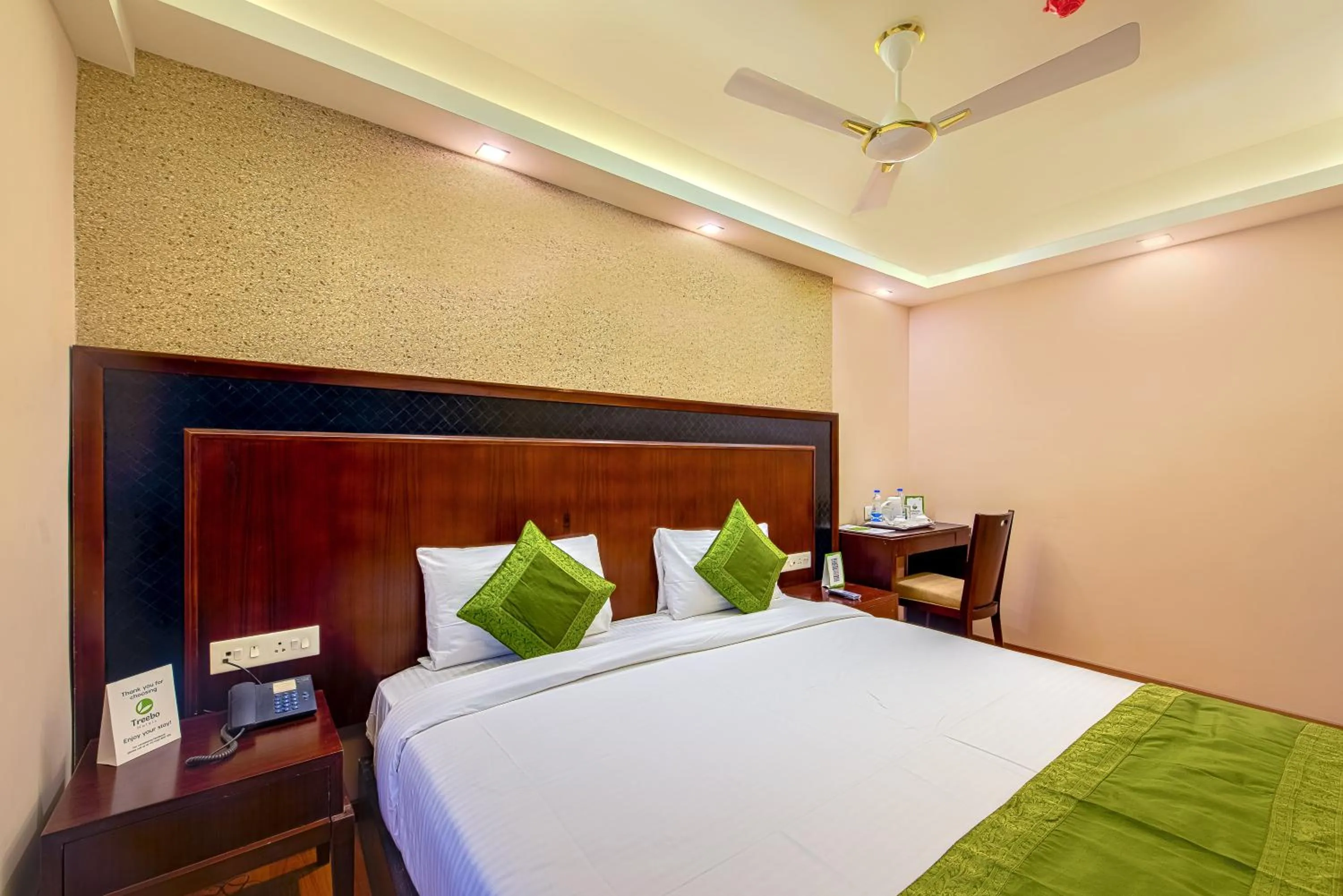 Bedroom, Bed in Treebo Vedanta, Metropolitan