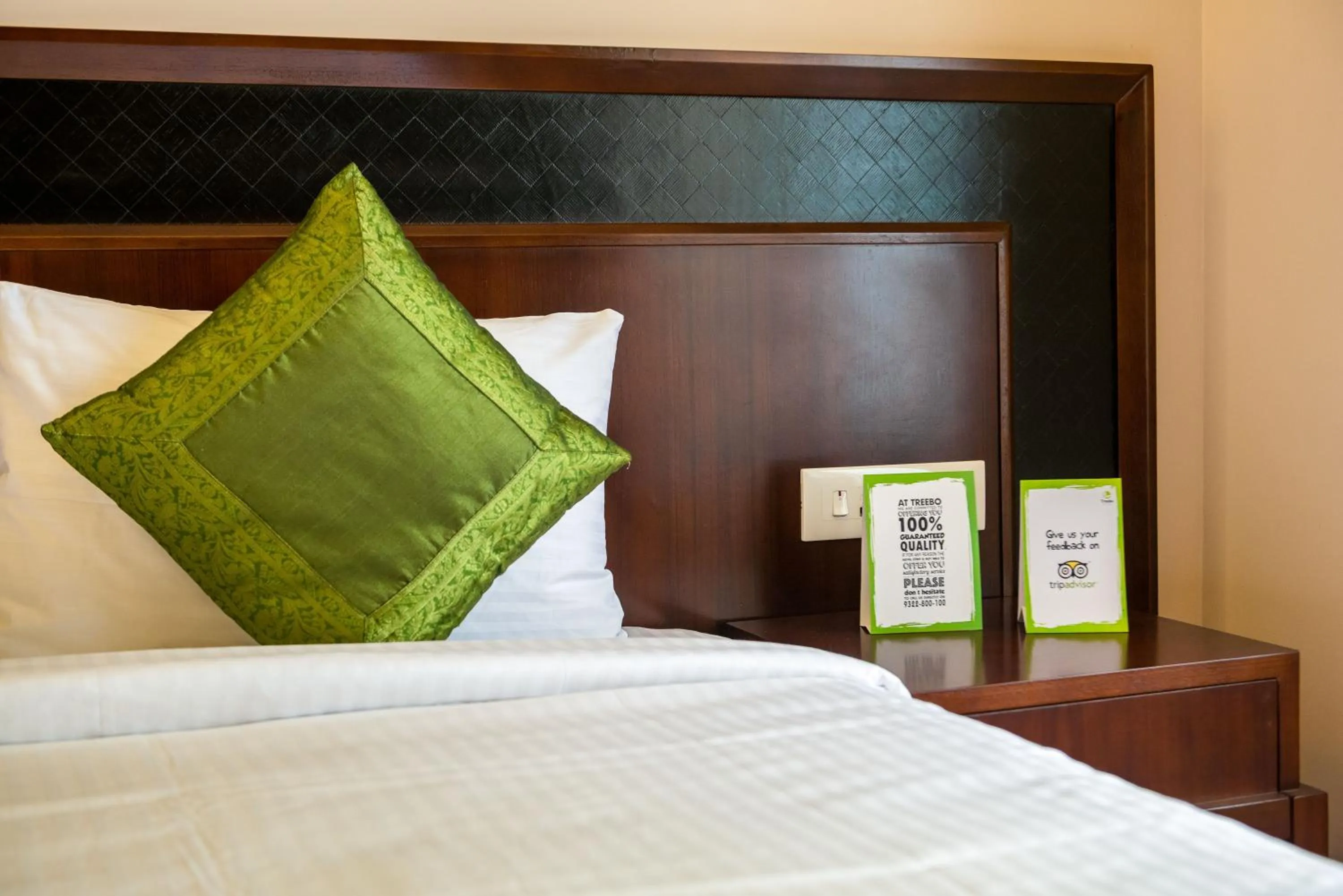 Bedroom, Bed in Treebo Vedanta, Metropolitan