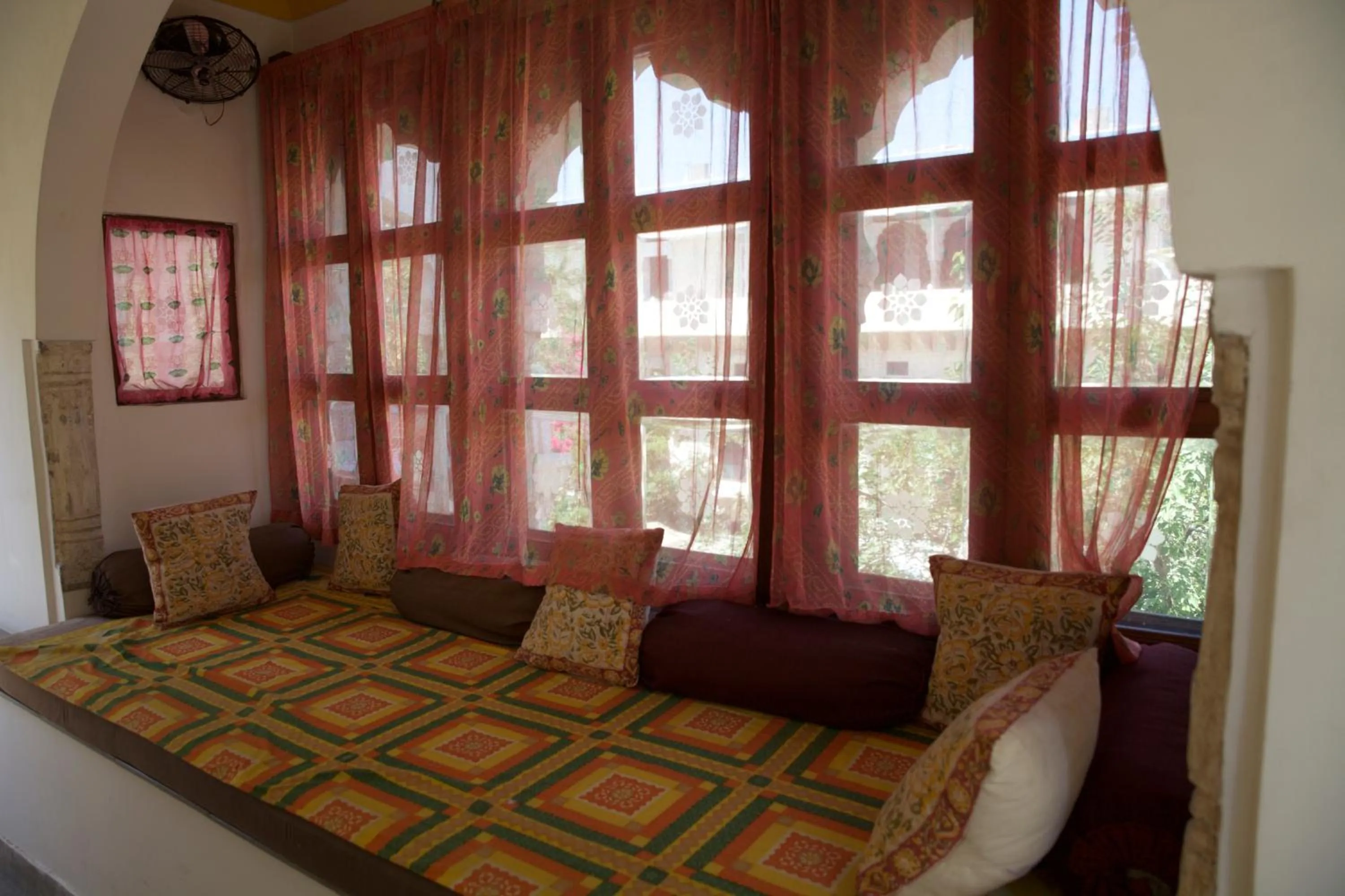 Living room, Bed in Dera Mandawa
