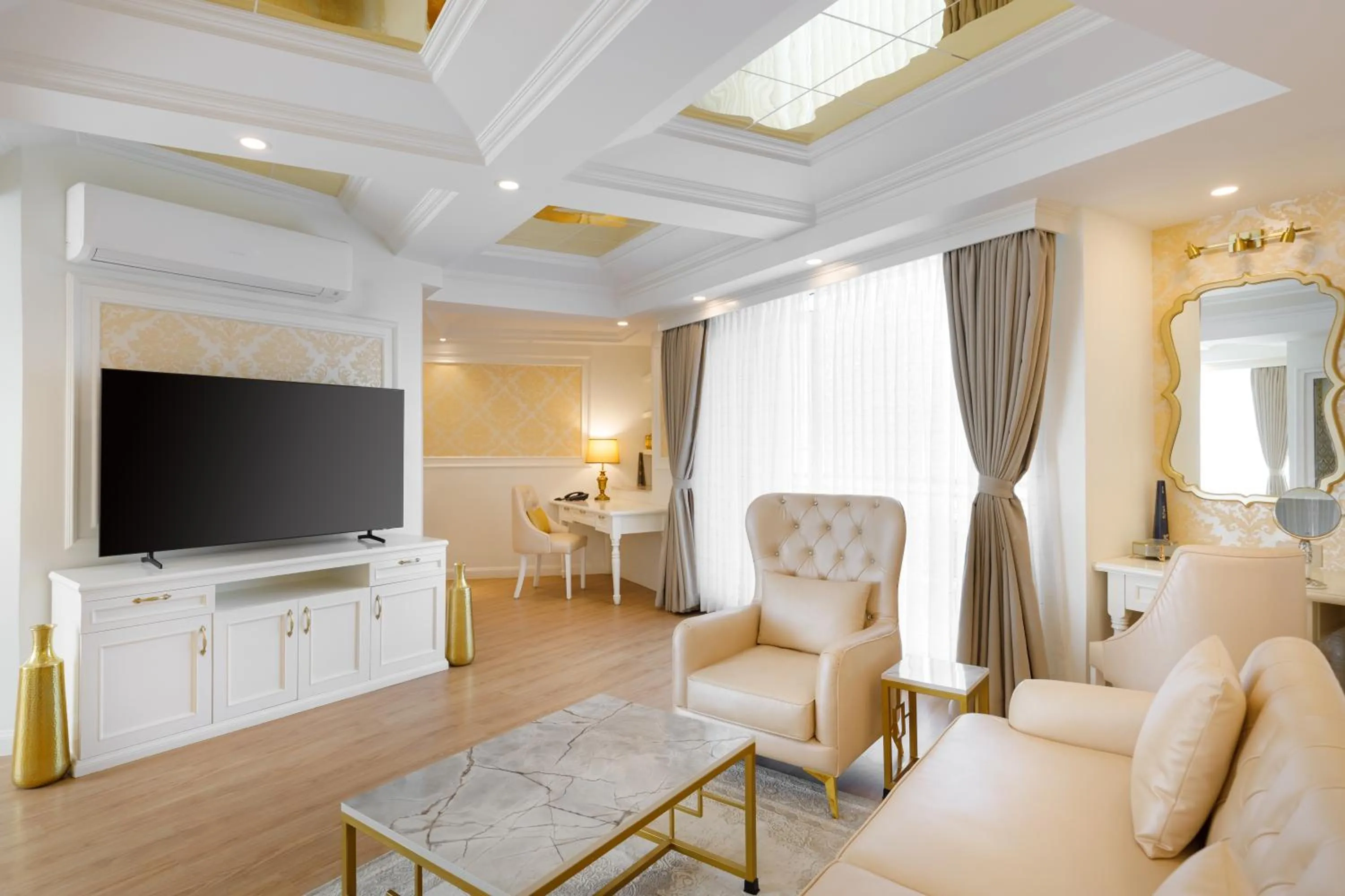 TV and multimedia in Le Glamour Resort & Wellness Spa