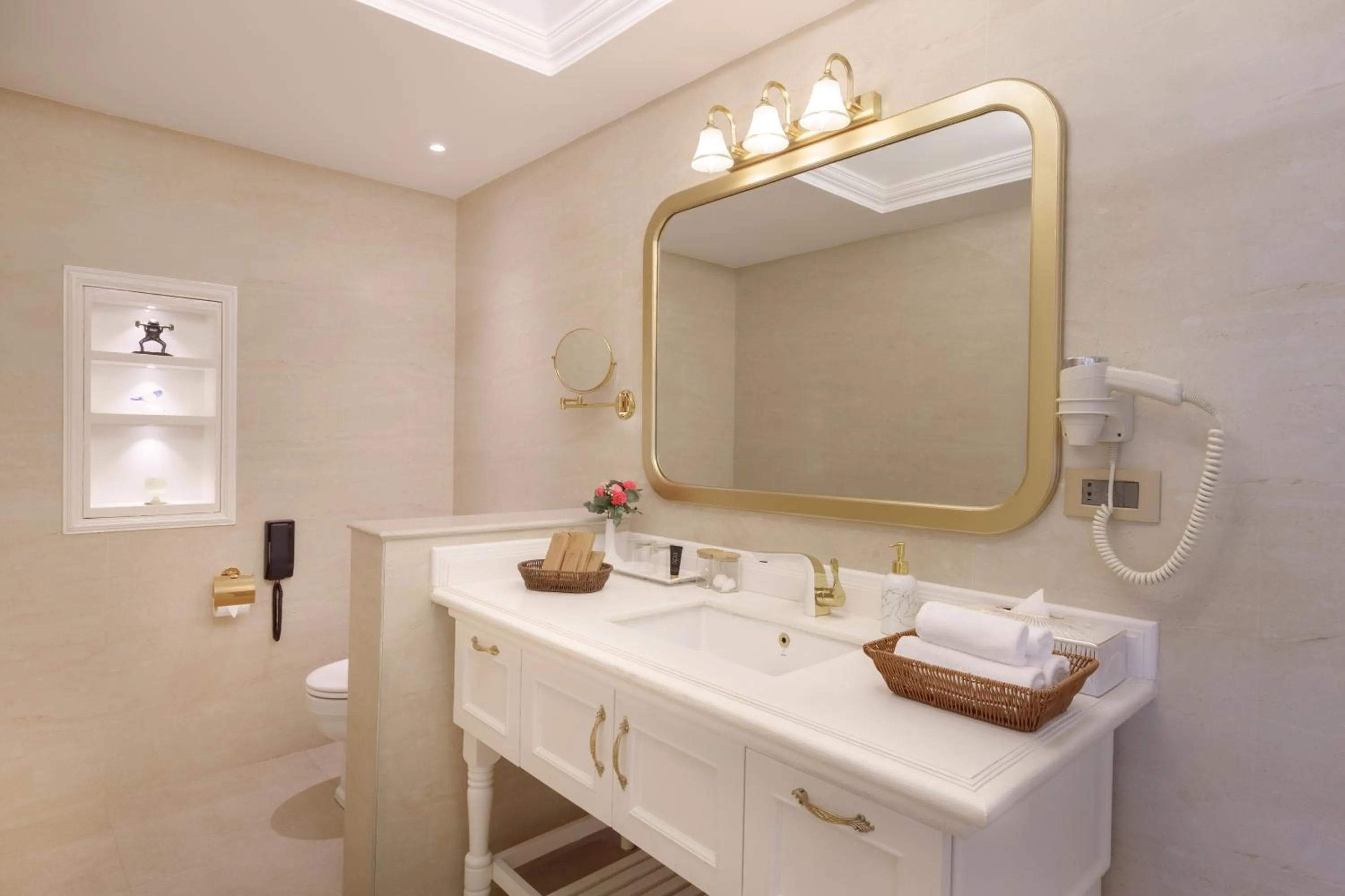 Bathroom in Le Glamour Resort & Wellness Spa