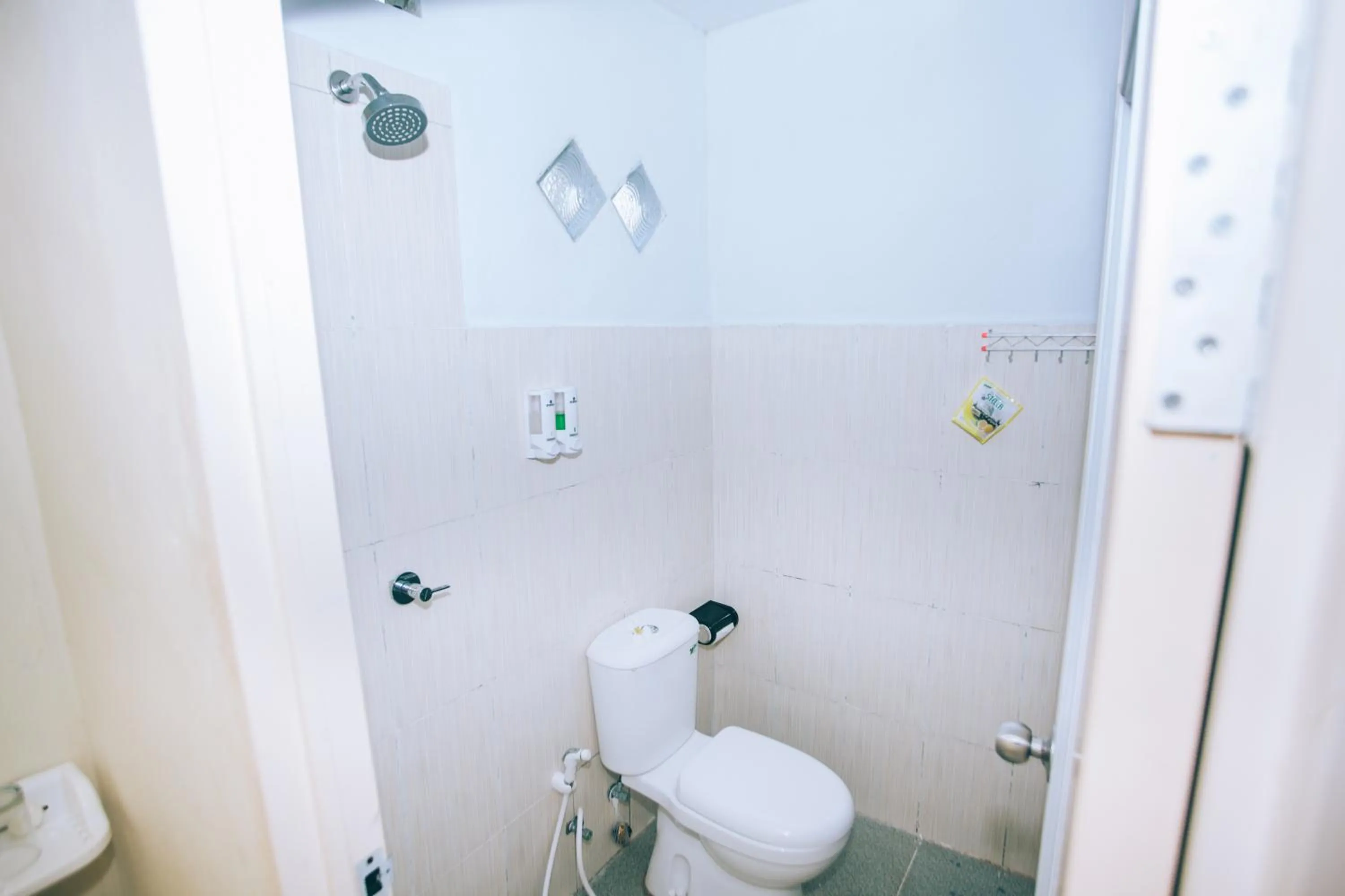 Bathroom in Nerima Hut Lembongan