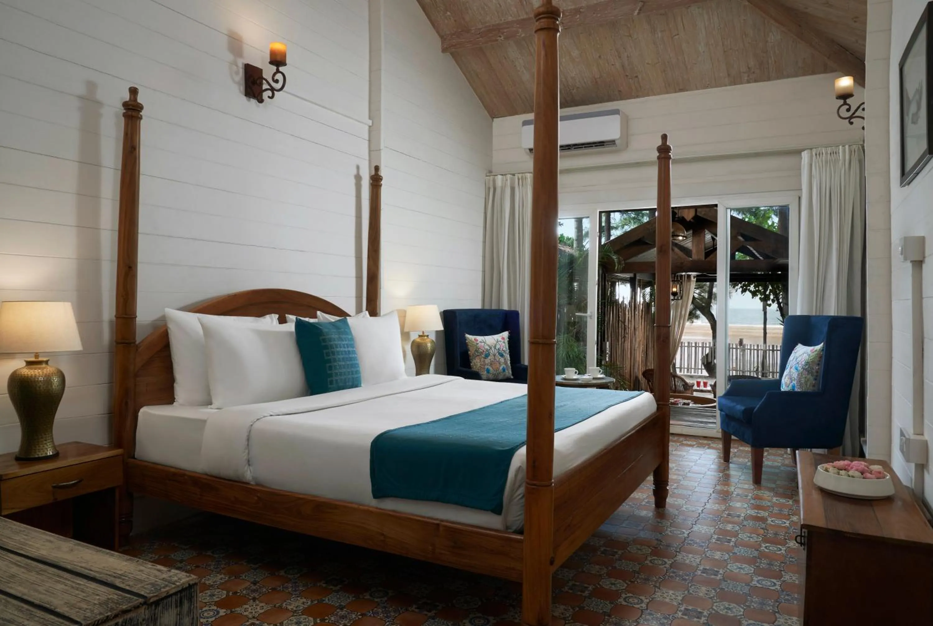 Bedroom, Bed in LaRiSa Resort, Morjim