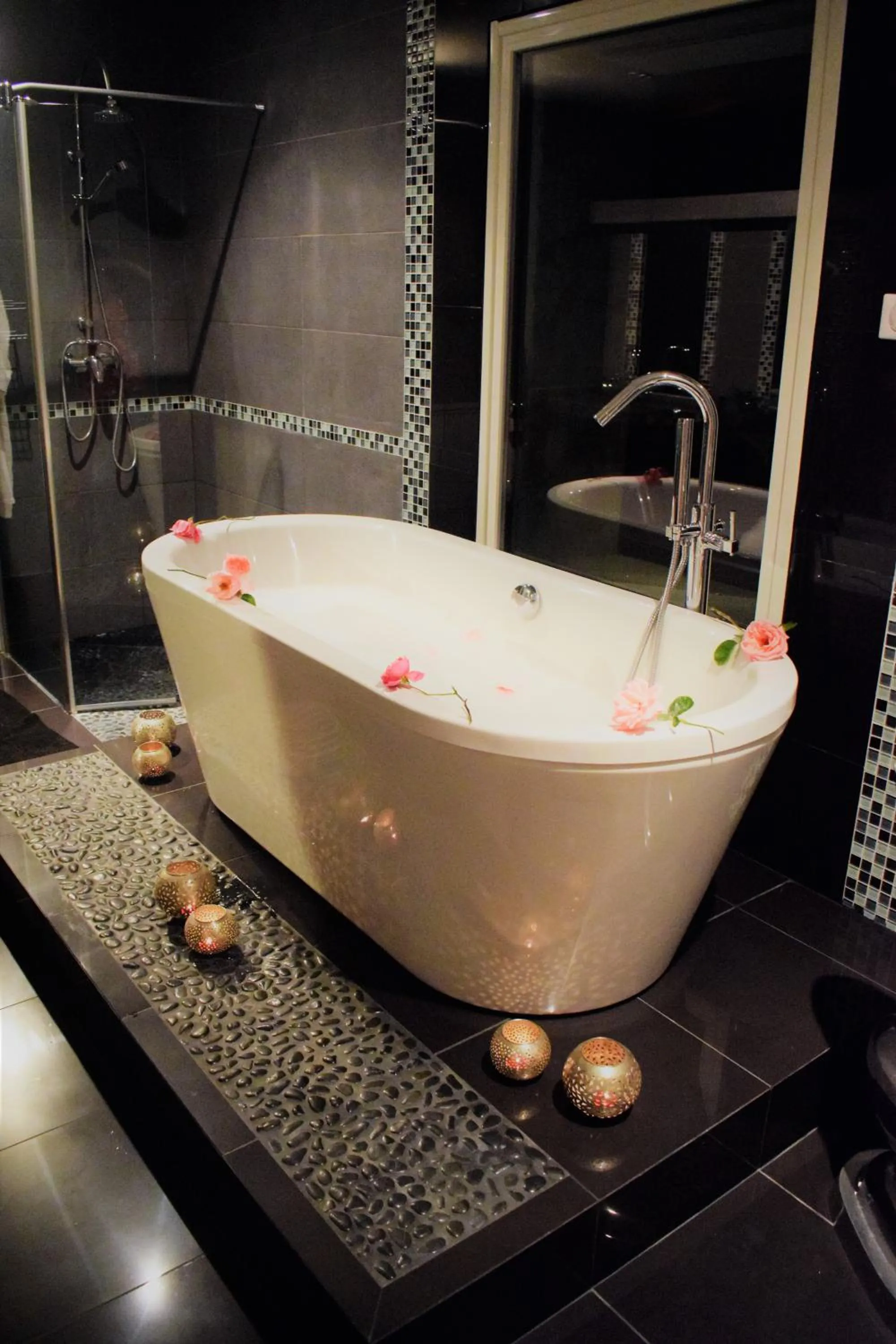 Shower, Bathroom in La Magie des Rêves