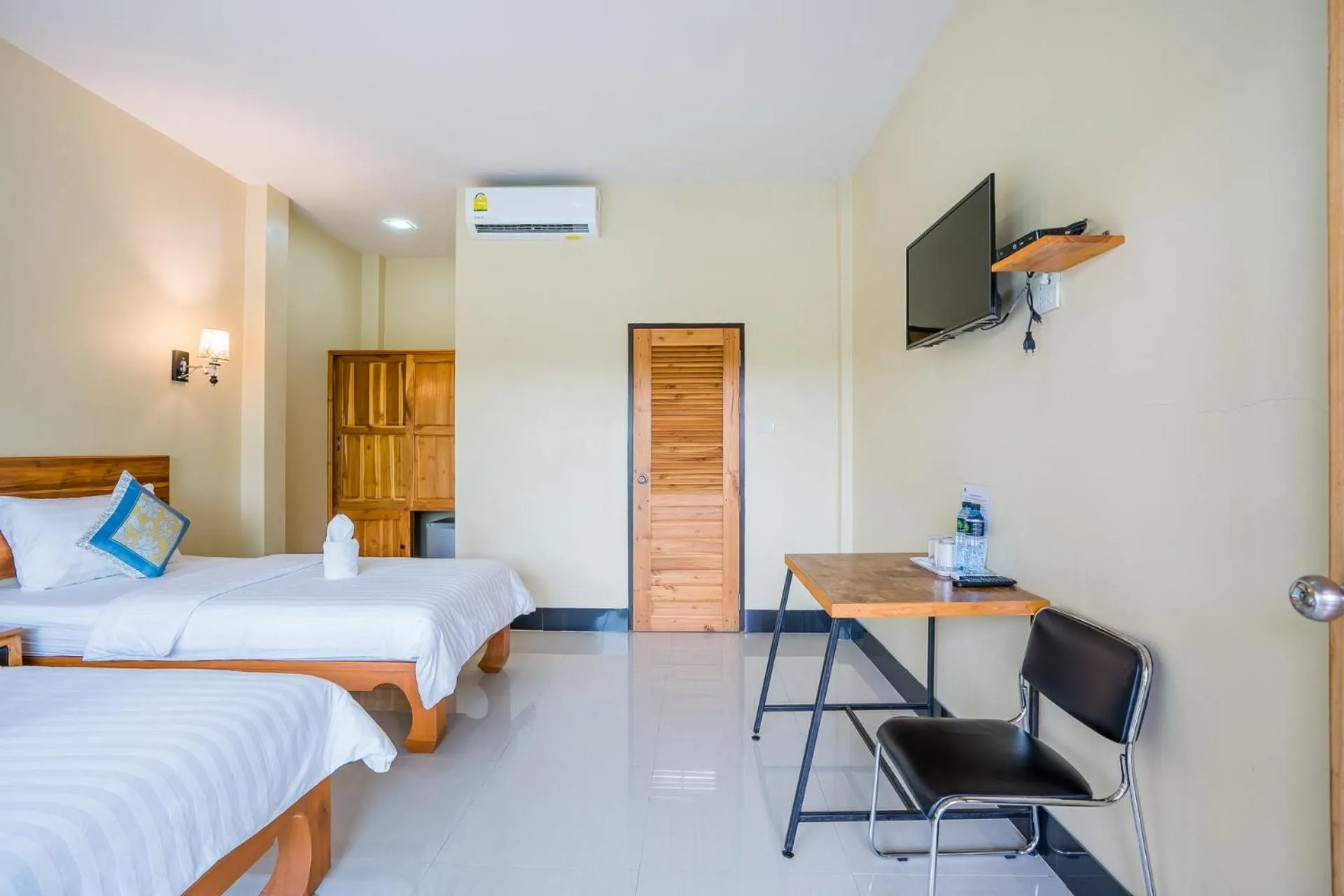 Photo of the whole room, Bed in Tontan Resort Cha-am