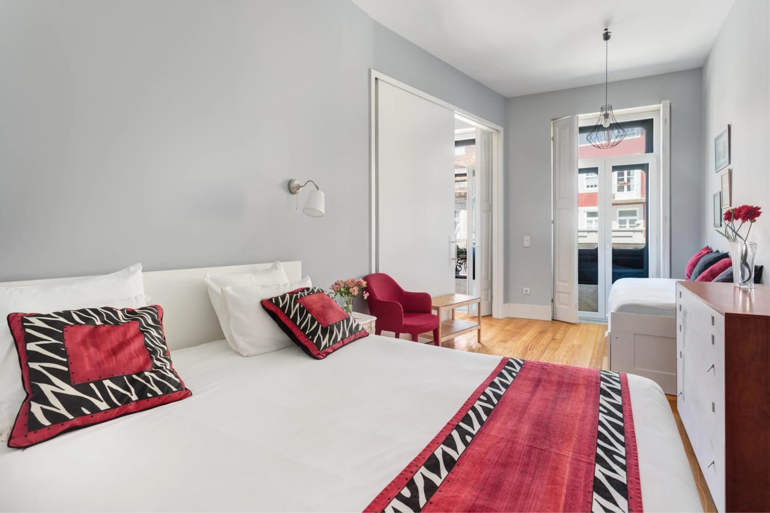 Photo of the whole room, Bed in Mouzinho 244 - Porto Houses & Suites