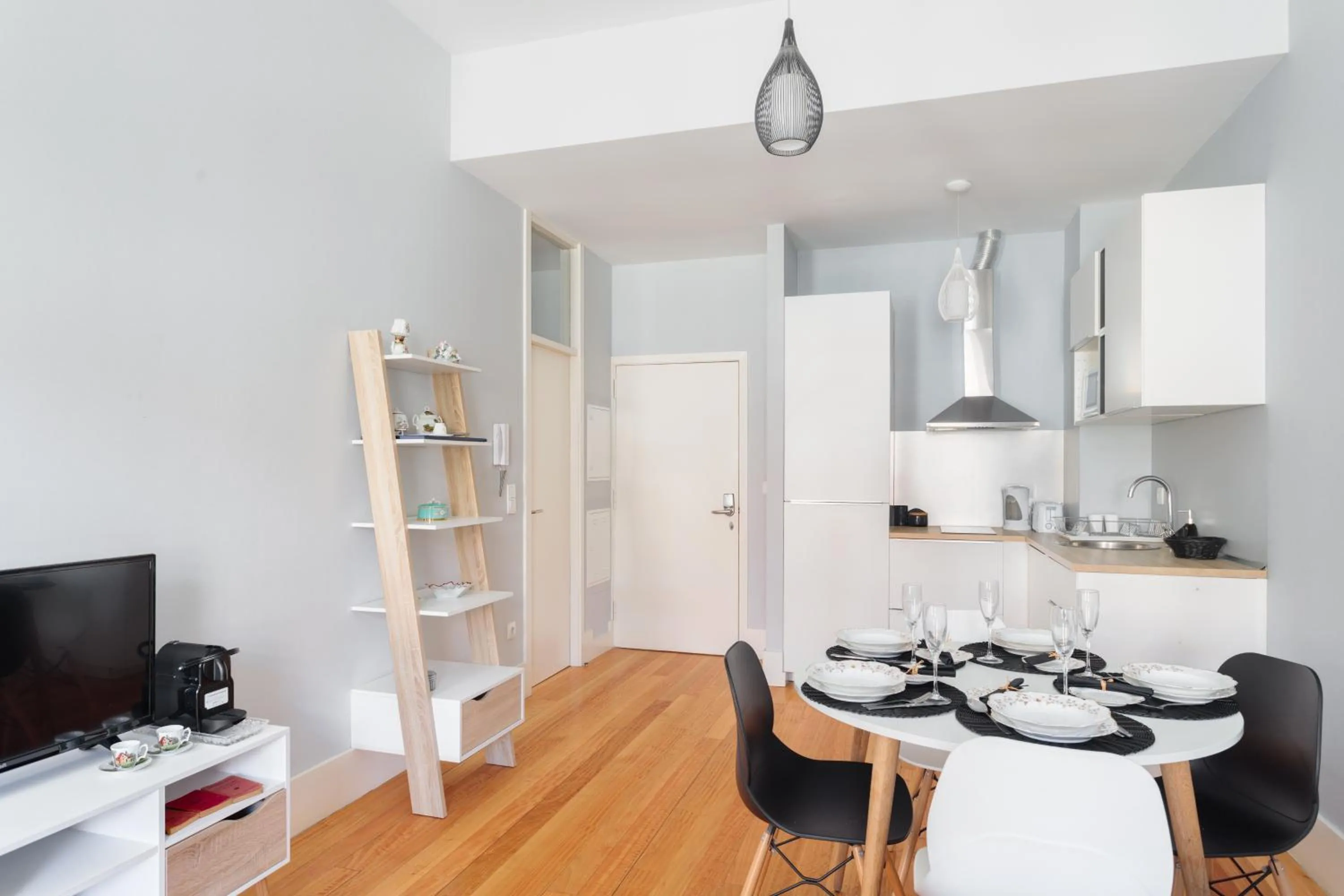 Dining area in Mouzinho 244 - Porto Houses & Suites