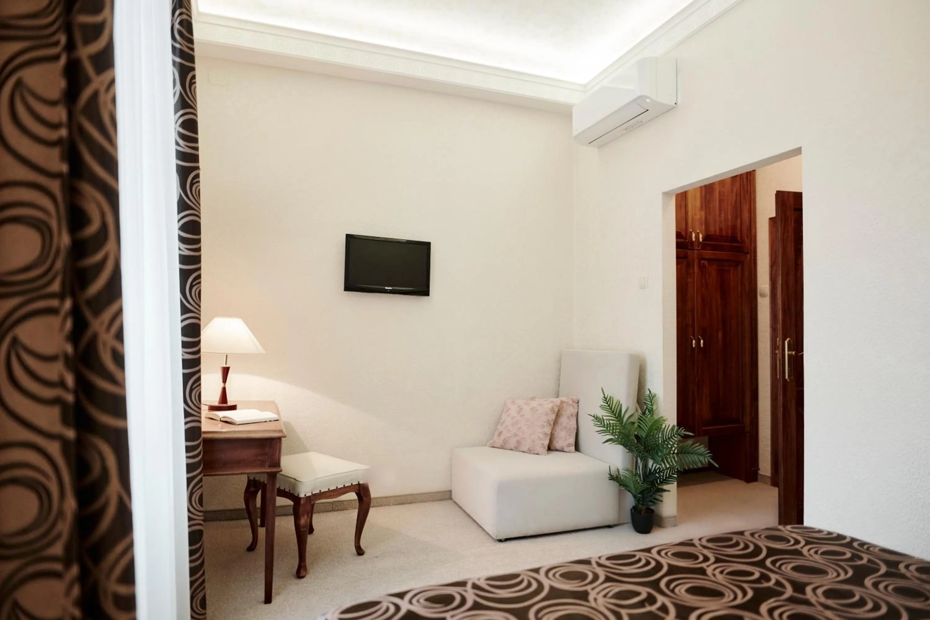 Seating area, Bed in Hotel Villa Schubert