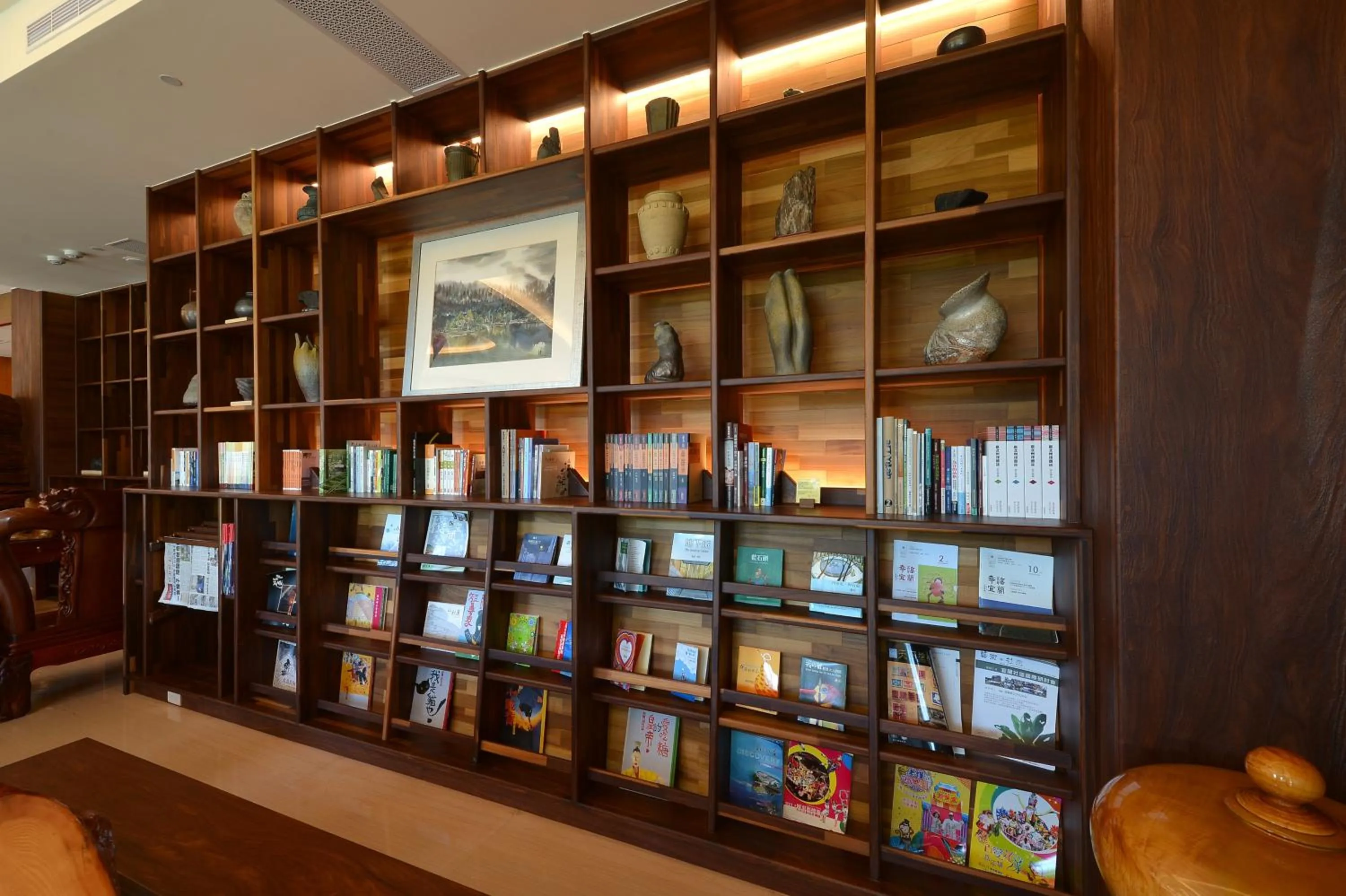 Library in Shandori Hotel