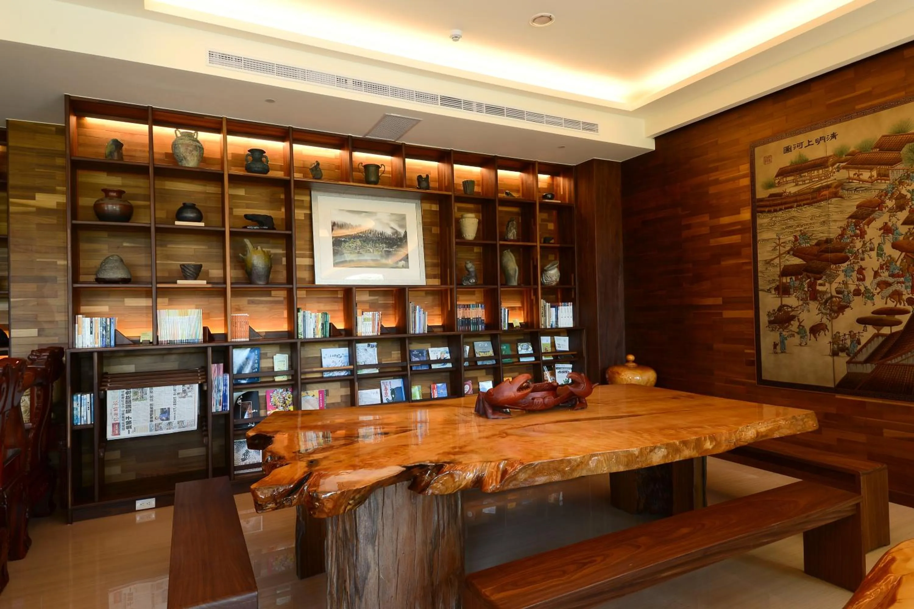 Library in Shandori Hotel