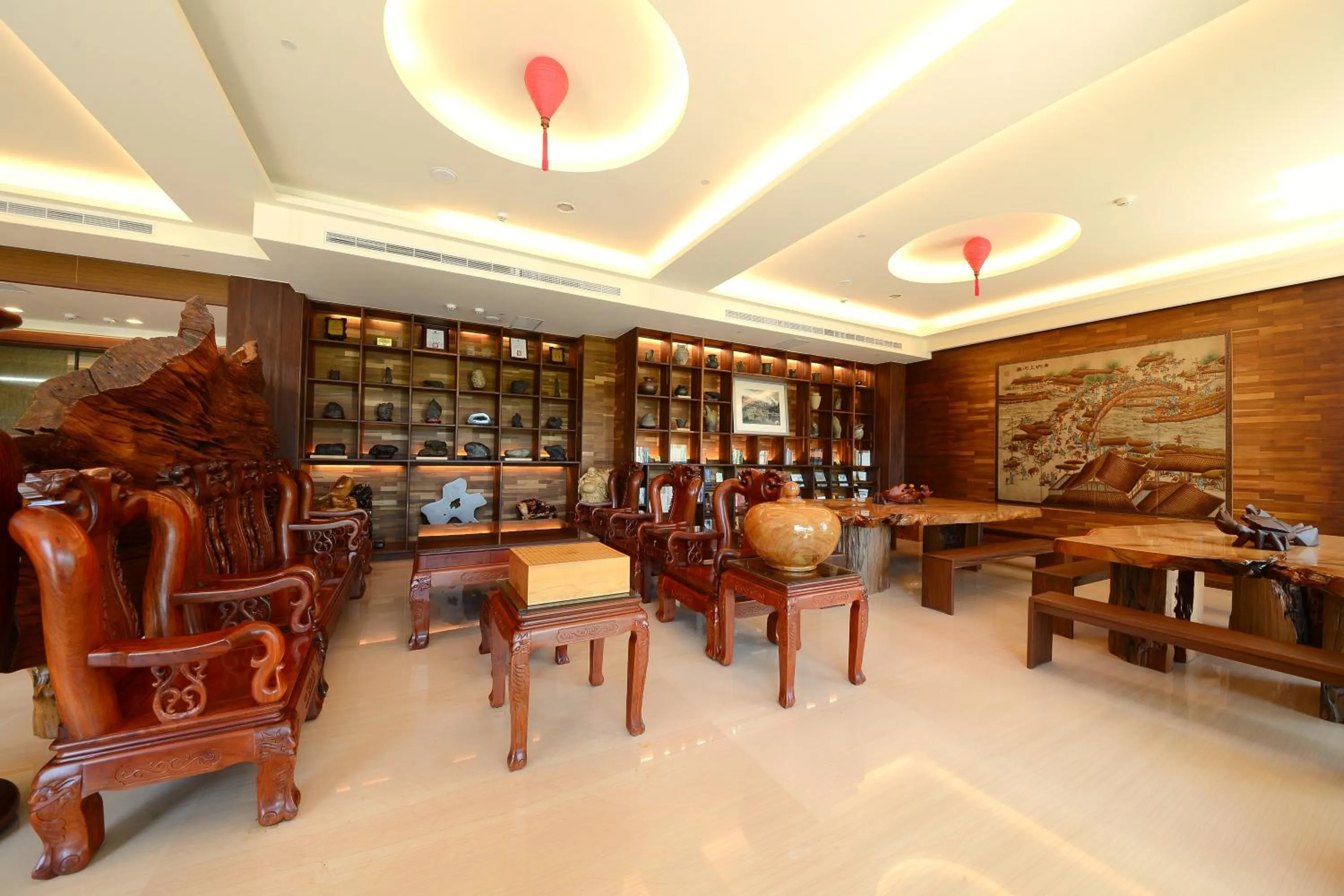 Communal lounge/ TV room in Shandori Hotel