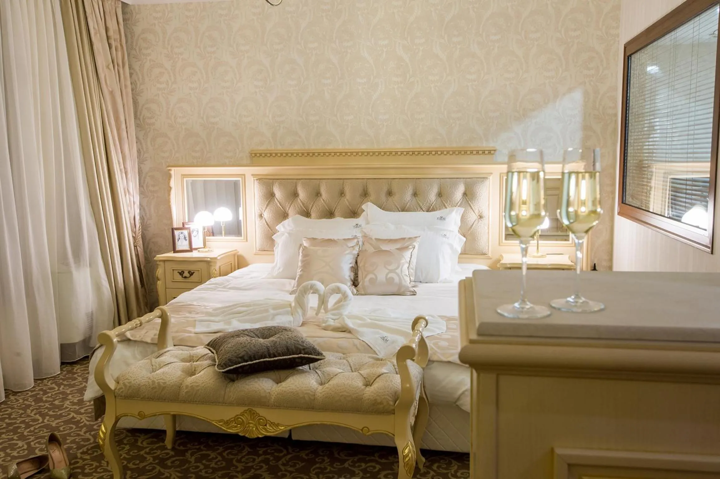 Night, Bed in Hotel Forum