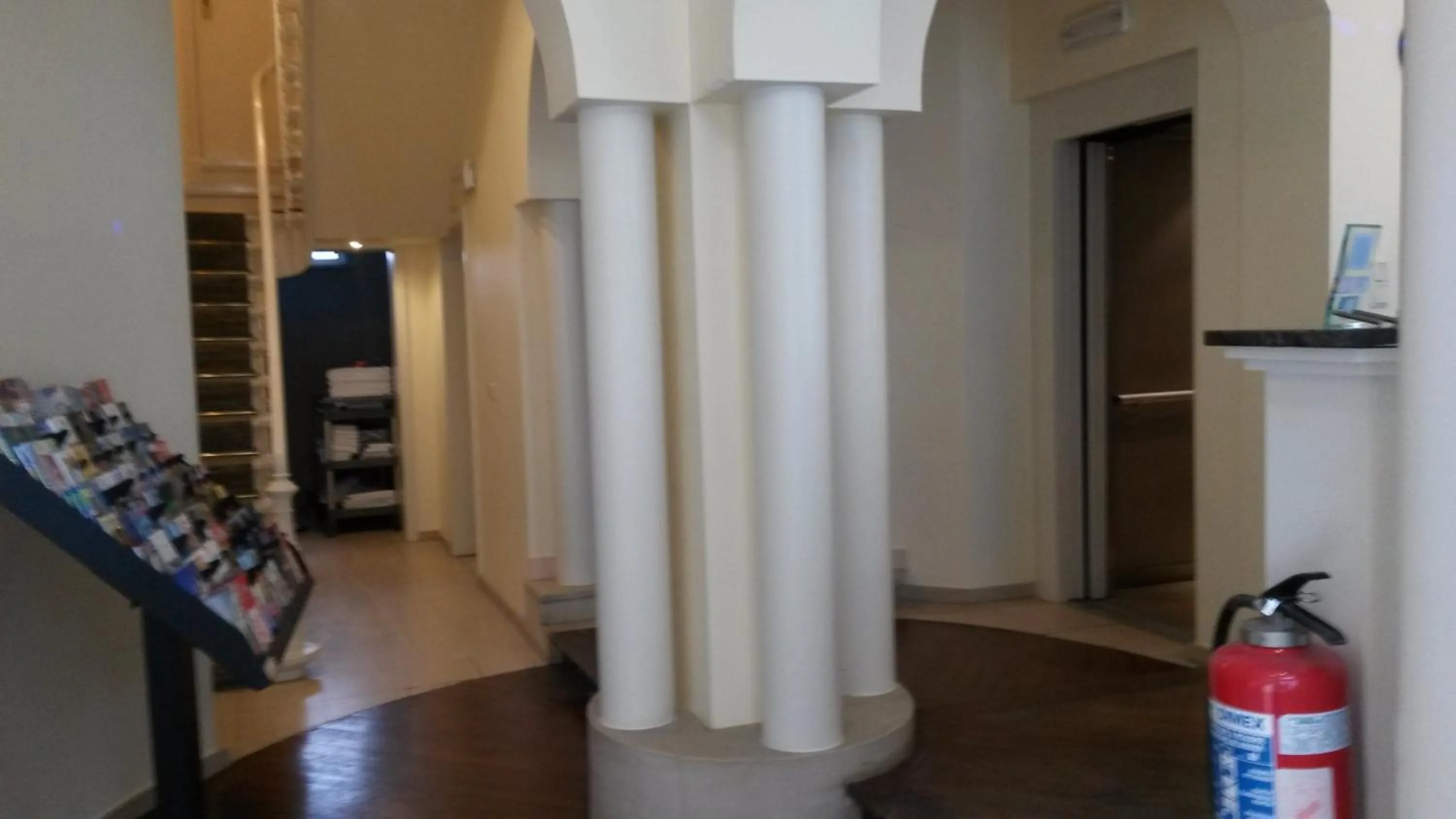 Facade/entrance in Hotel Queen Mary