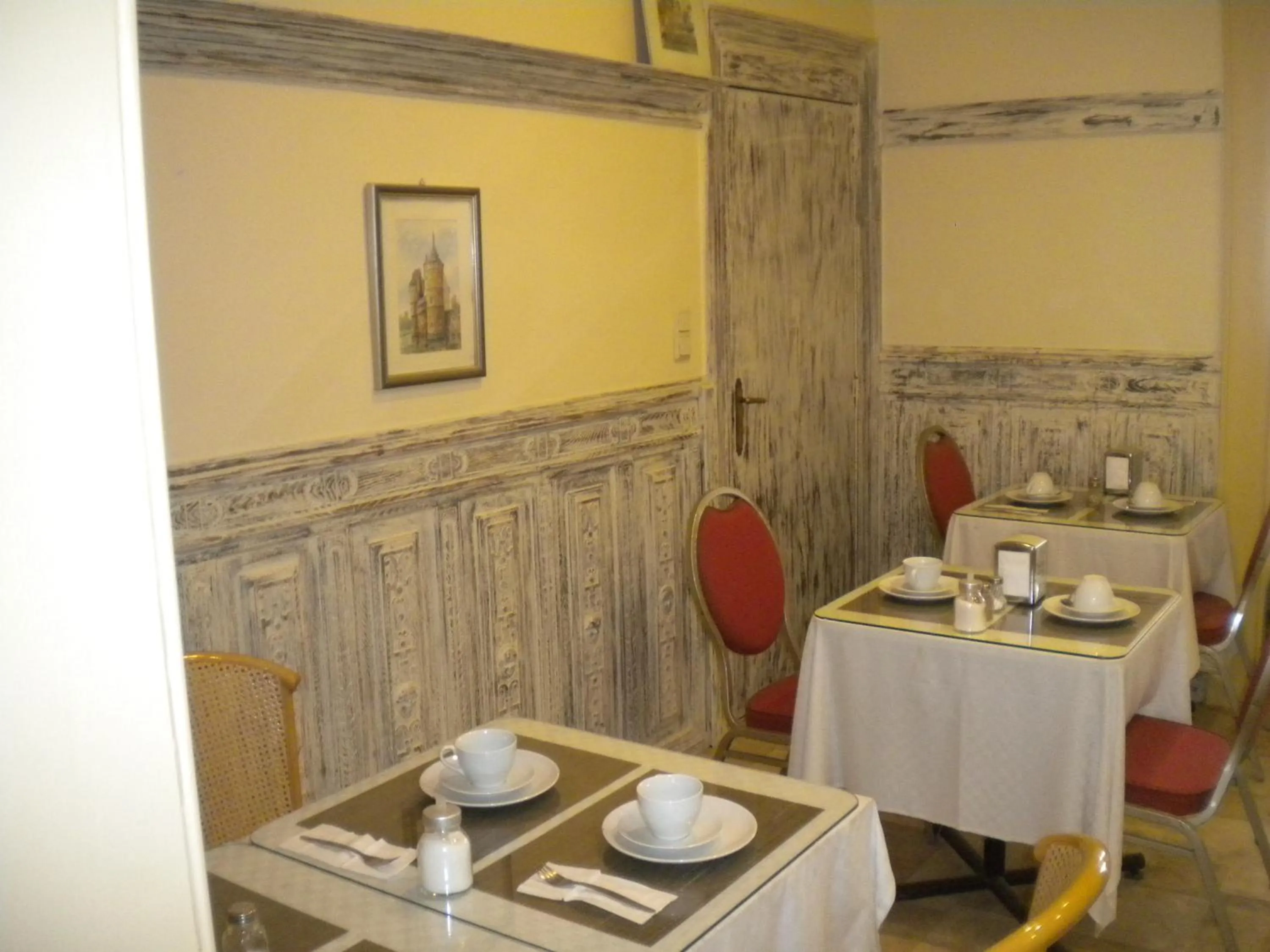 Restaurant/places to eat in Hotel Queen Mary