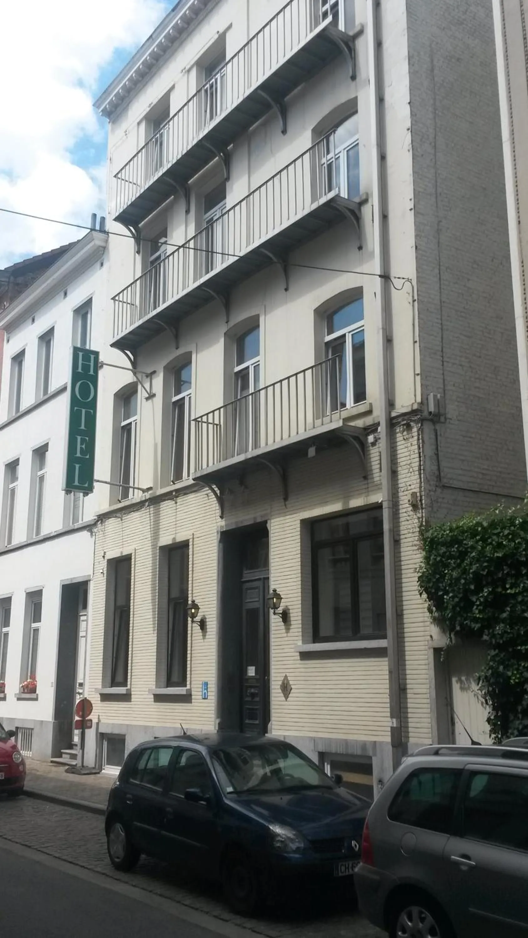 Facade/entrance in Hotel Queen Mary