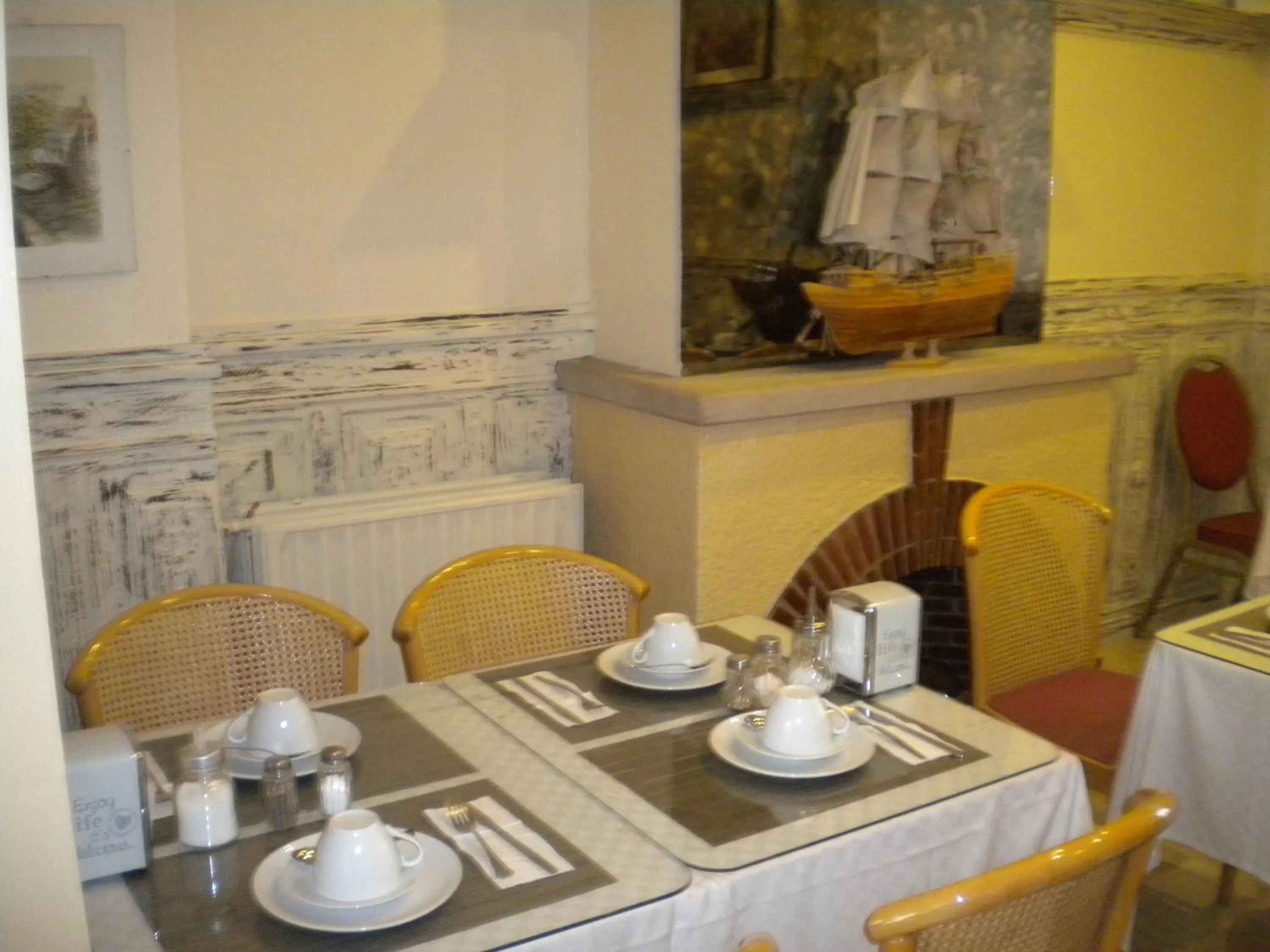 Restaurant/places to eat in Hotel Queen Mary