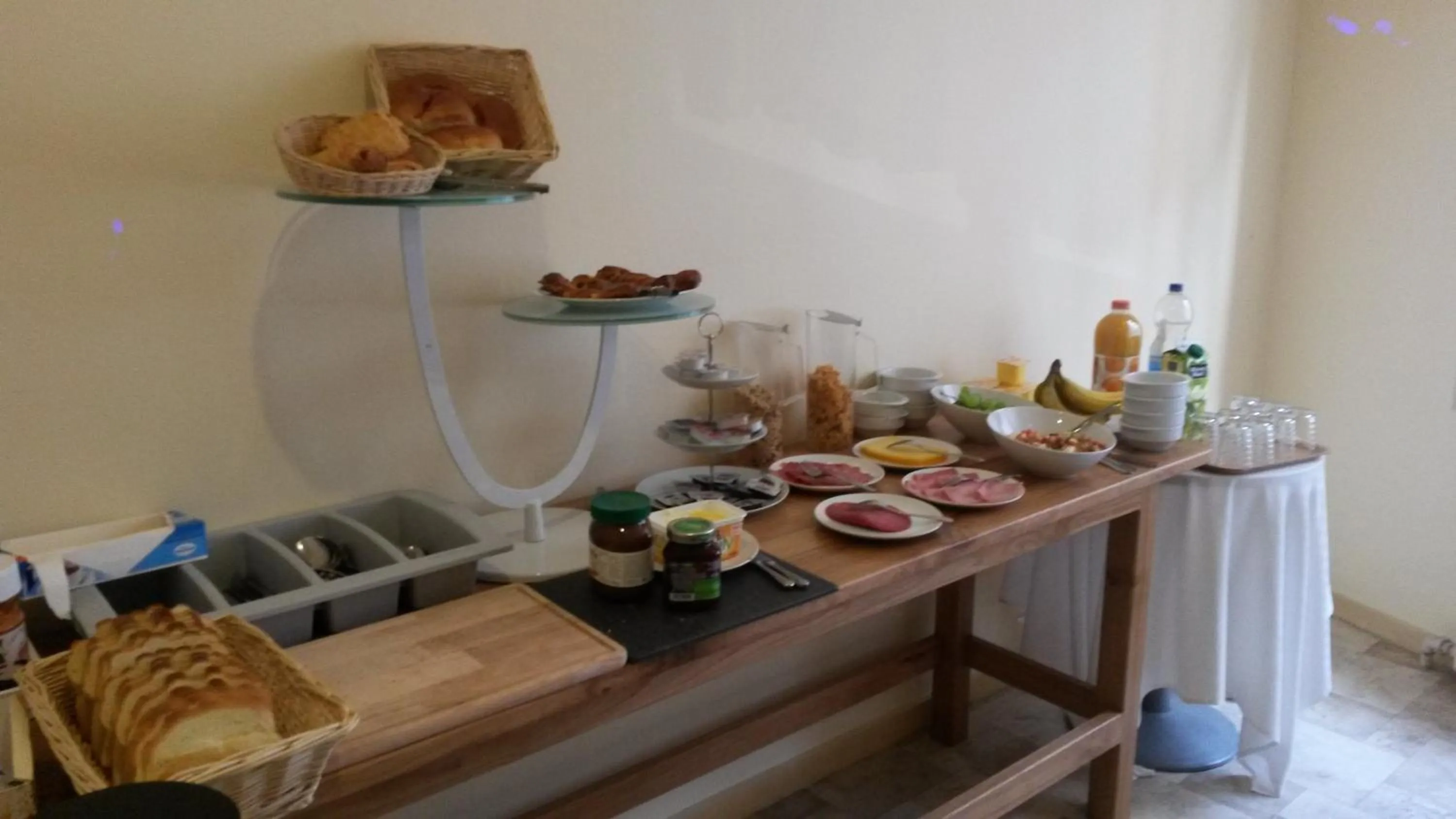 Food and drinks in Hotel Queen Mary