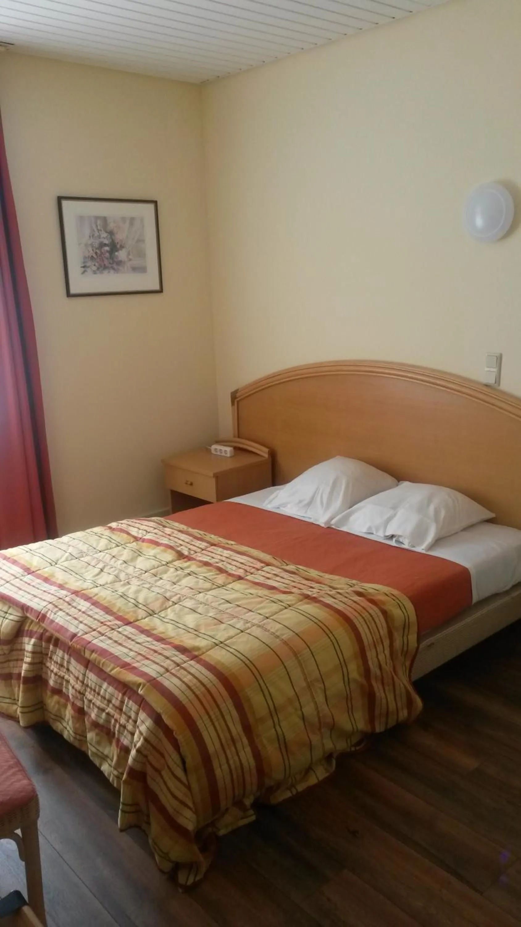 Bedroom, Bed in Hotel Queen Mary