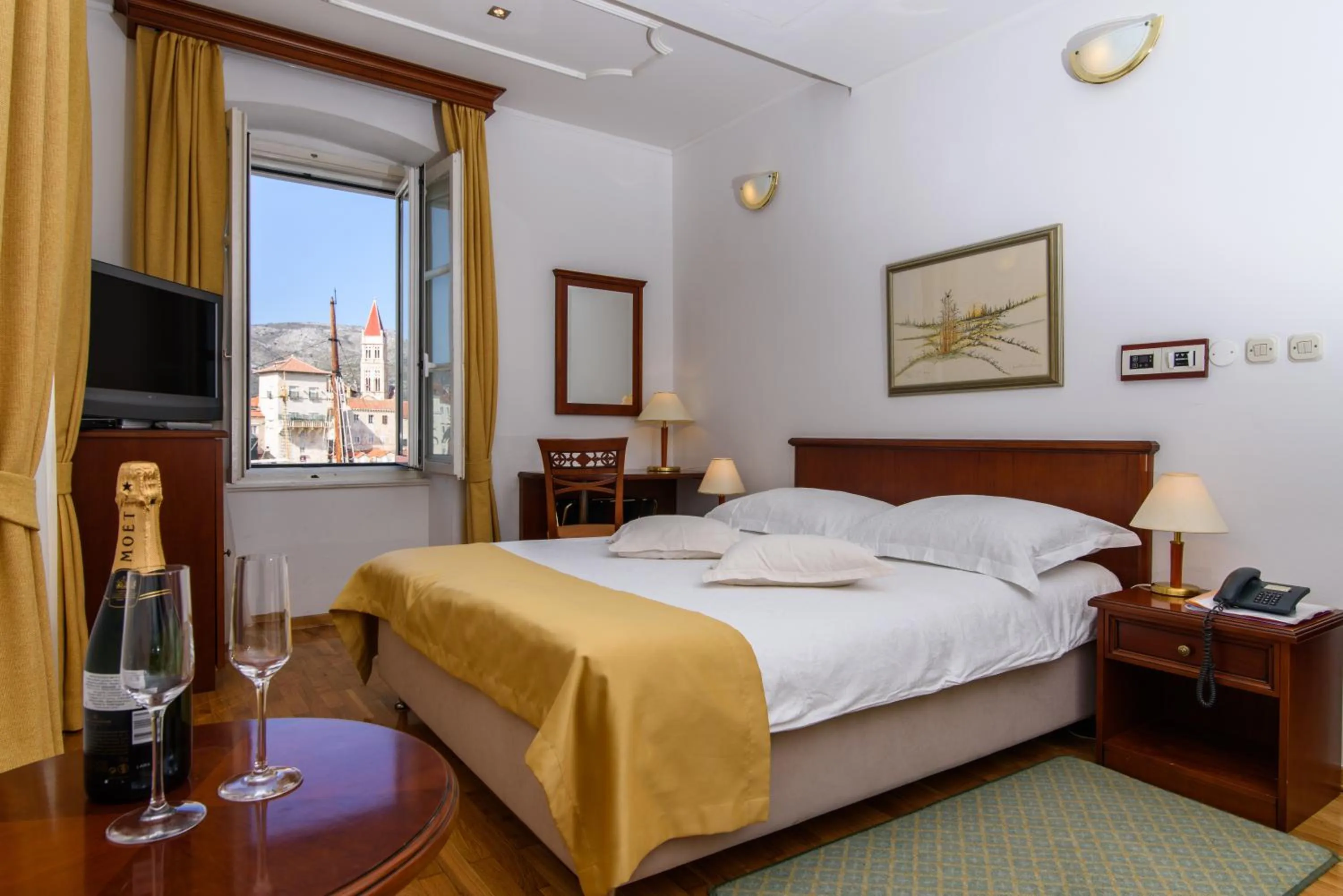 Bedroom, Bed in Heritage Hotel Vila Sikaa