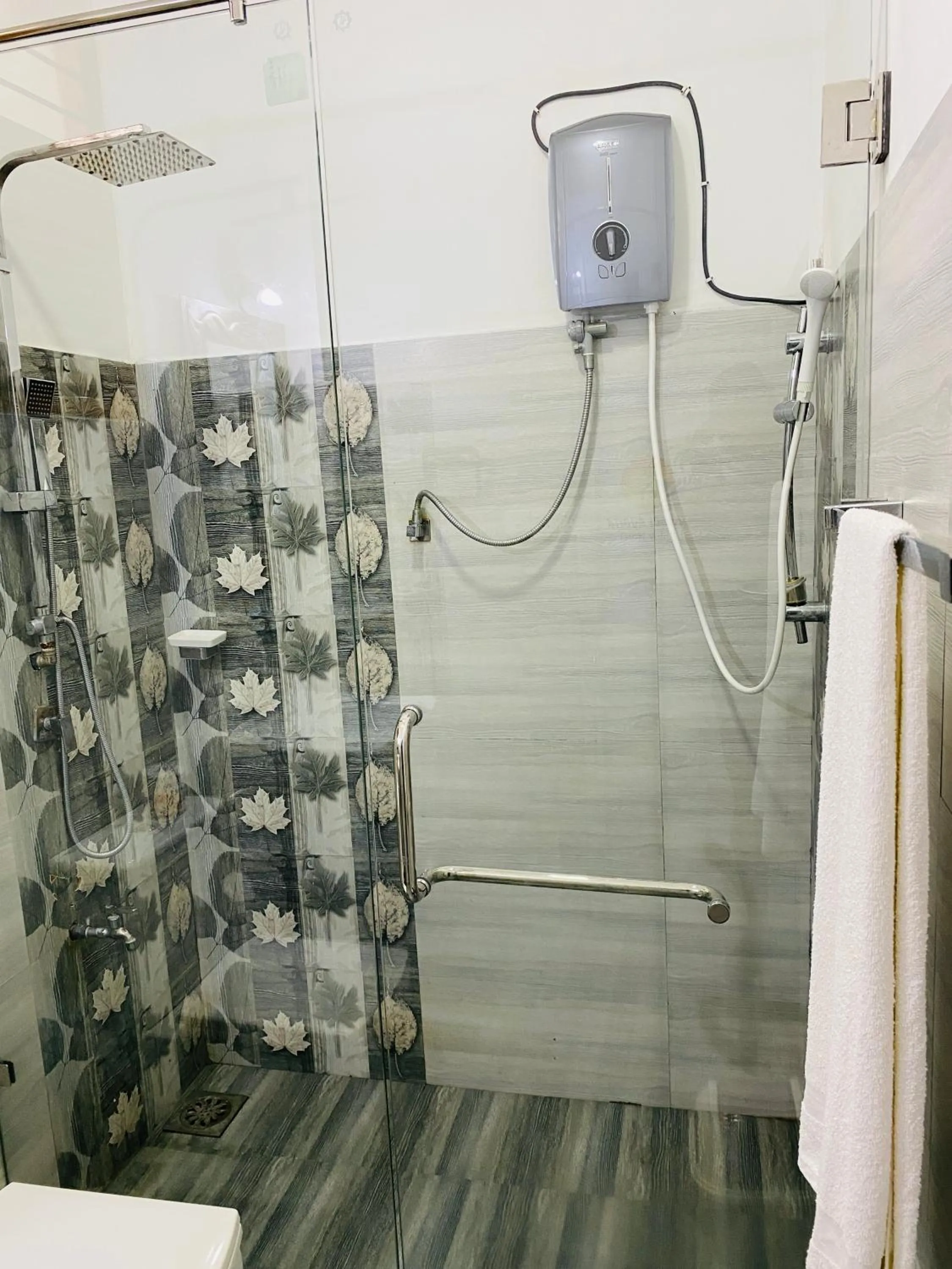 Shower in Nilaveli Hybrid Holiday Hotel