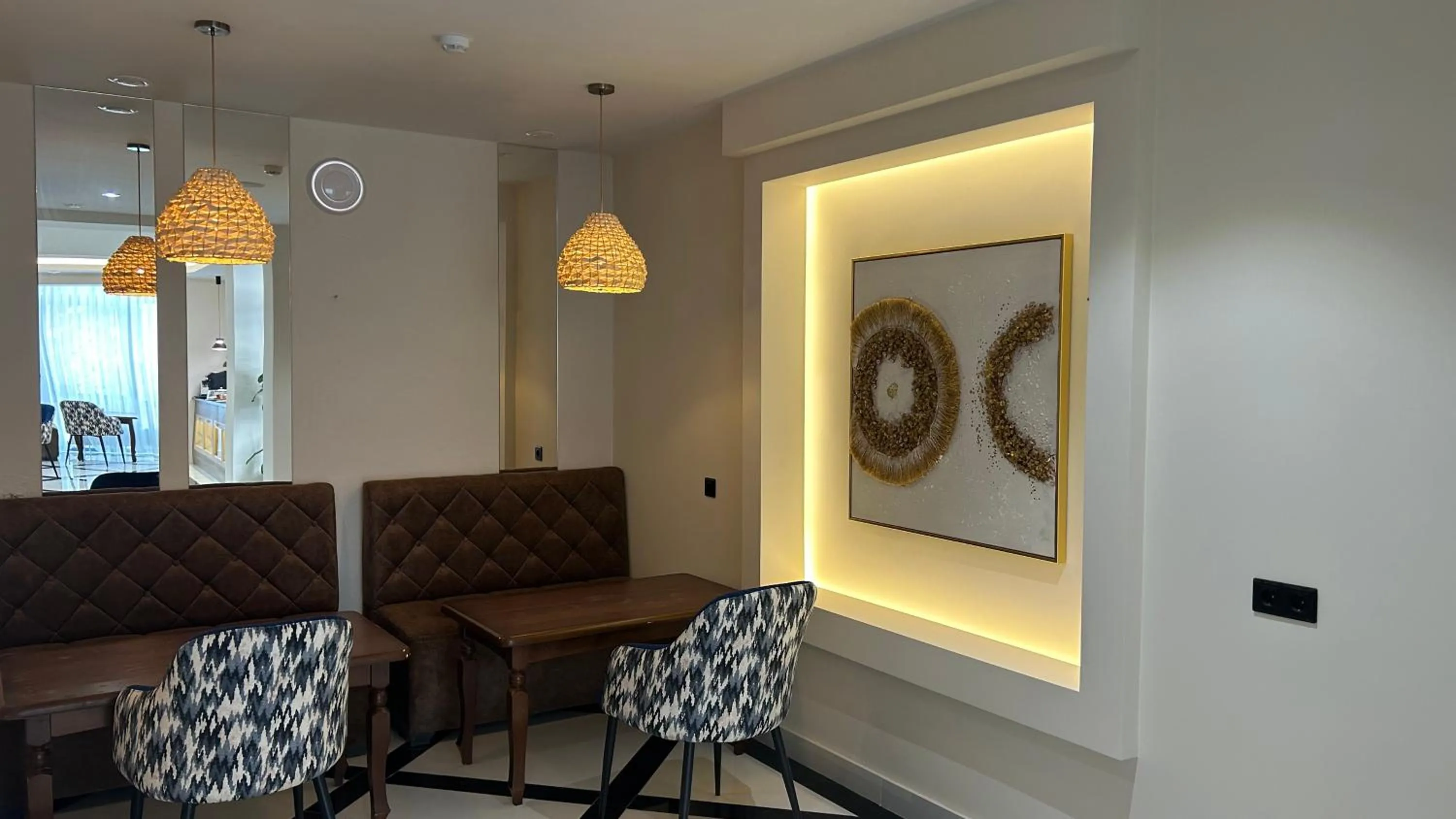 Restaurant/places to eat in Karim Parkside Hotel