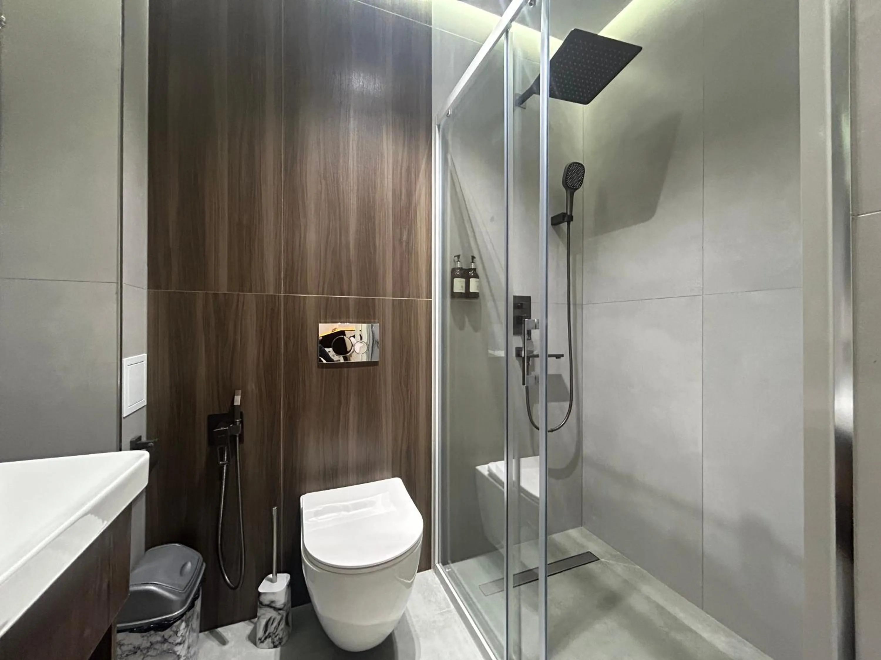 Shower in Karim Parkside Hotel