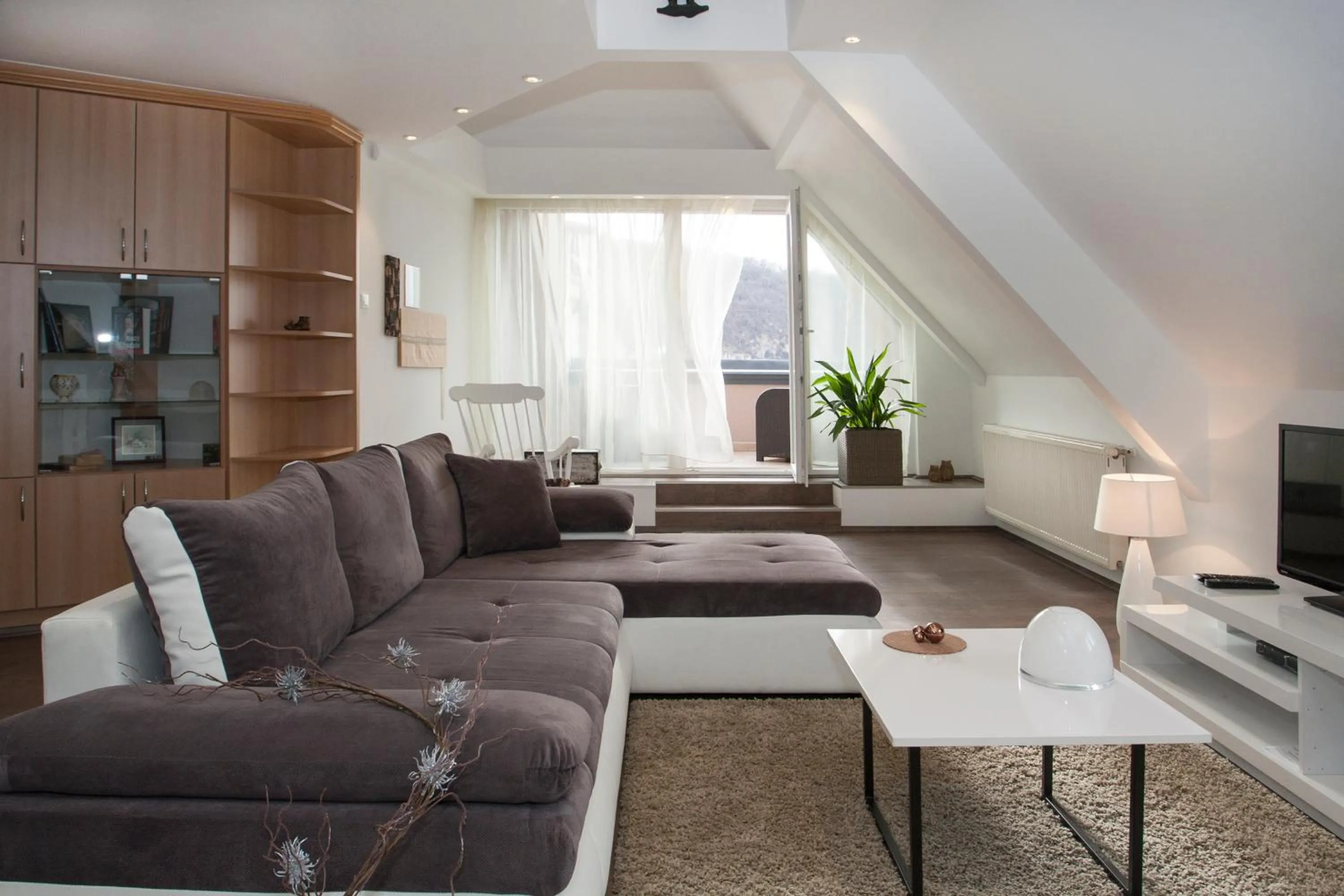 Riverside flat with King Castle view