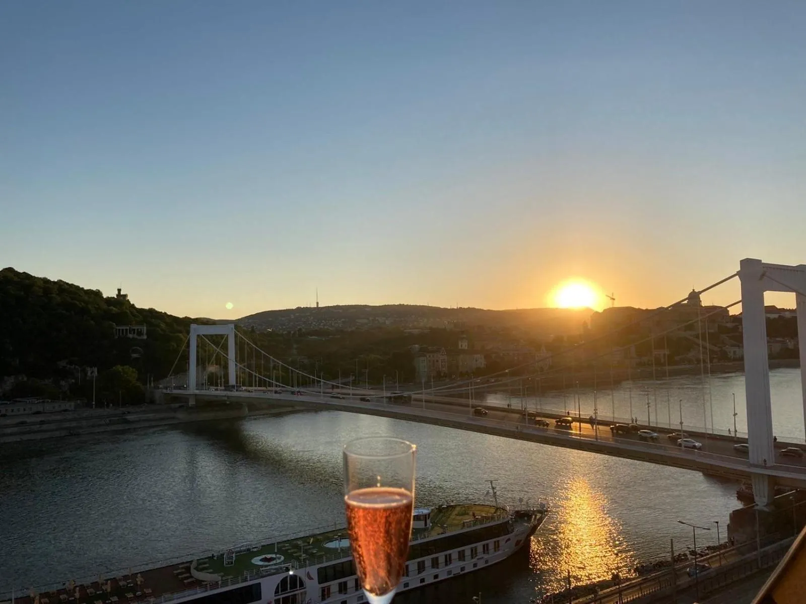 Riverside flat with King Castle view
