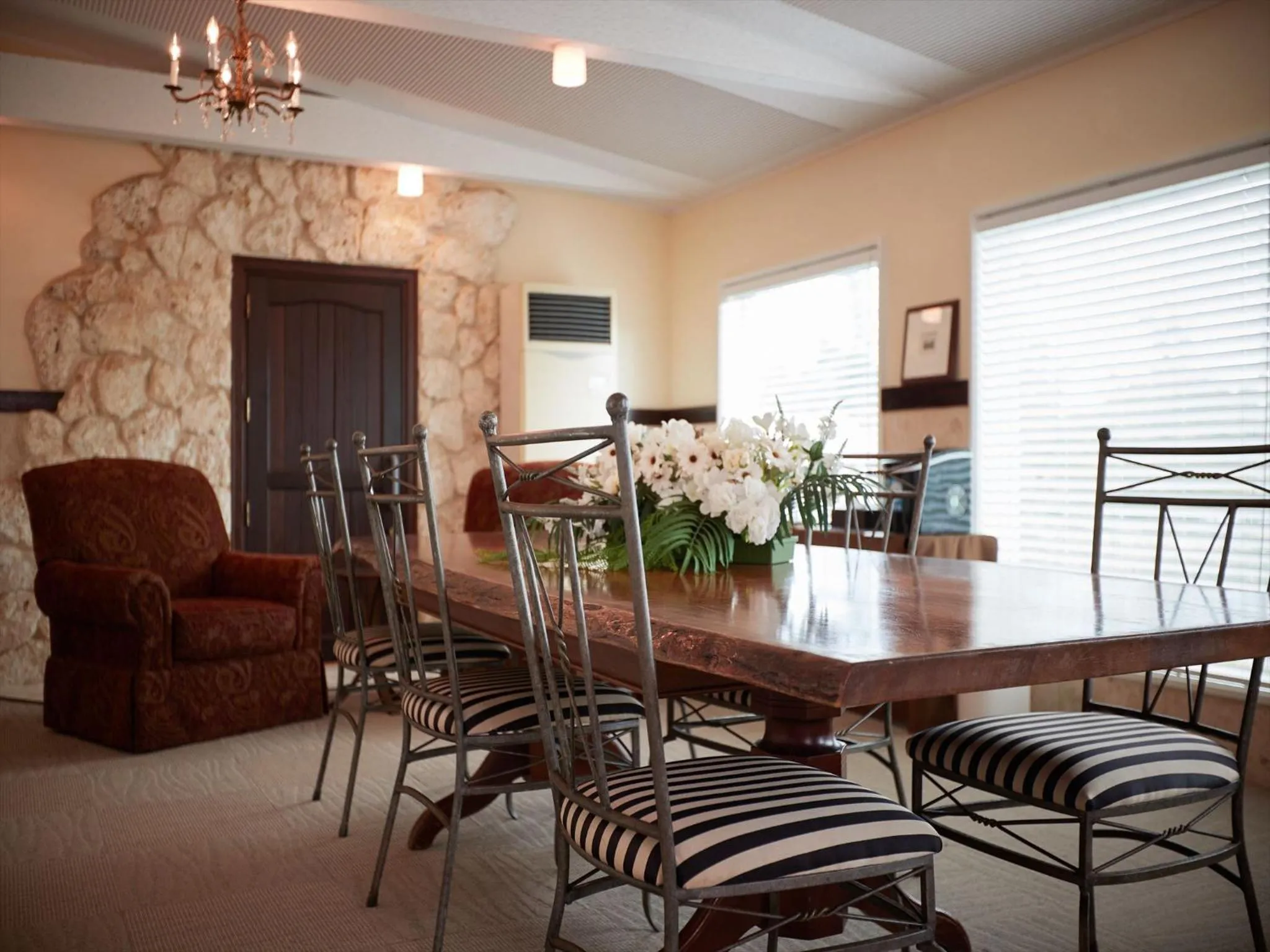 Lounge or bar in La Casa Panacea Okinawa Resort